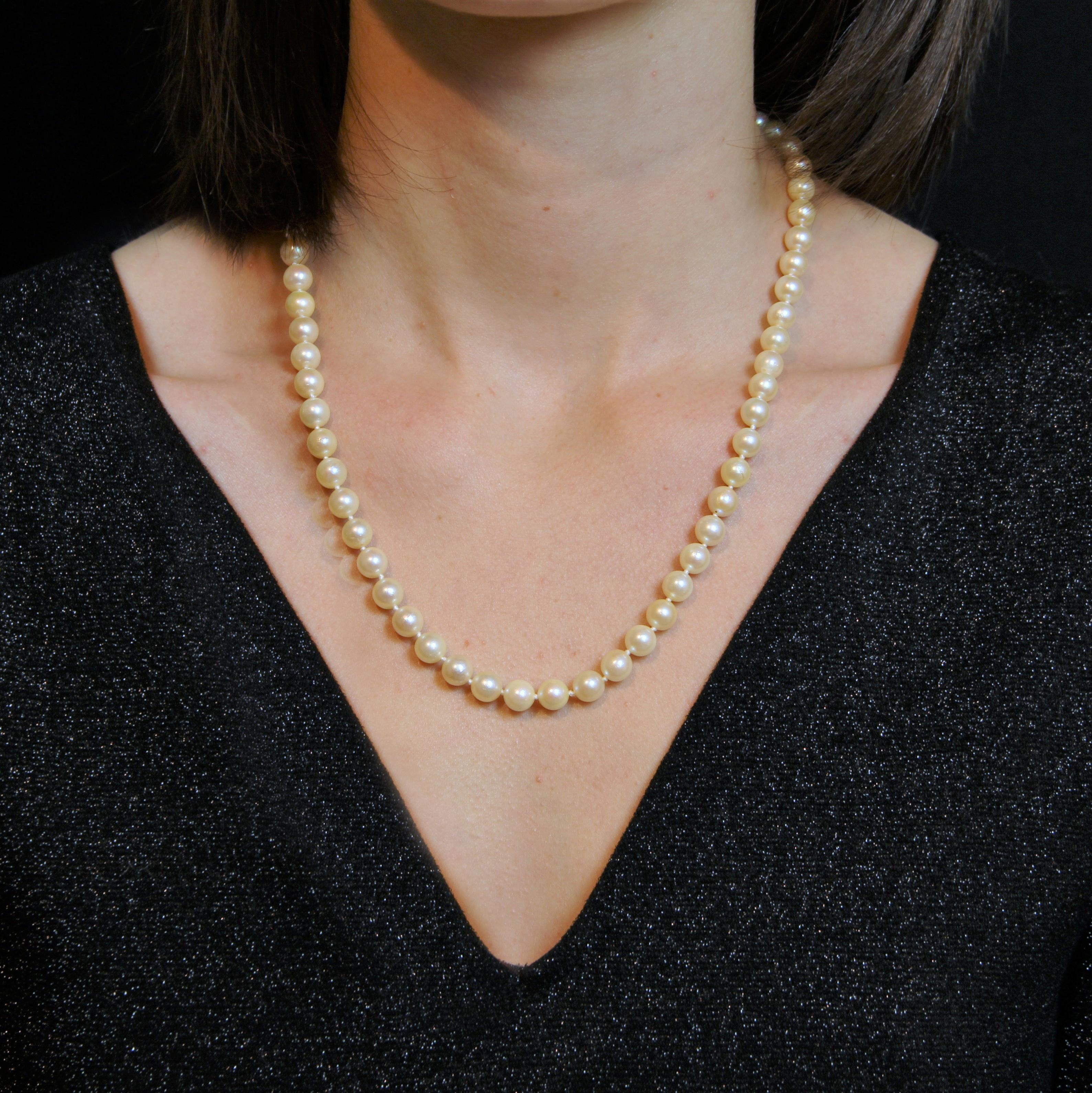 Halskette aus einer Reihe von Zuchtperlen fast gleicher Größe. Der Verschluss ist am Ende in der Perle versteckt. Die Sicherheitskette mit Federring sichert die Schließe.
Durchmesser der Perlen: 6,5/7 bis 7,5/8 mm.
Länge: ca. 53,5 cm.
Gesamtgewicht