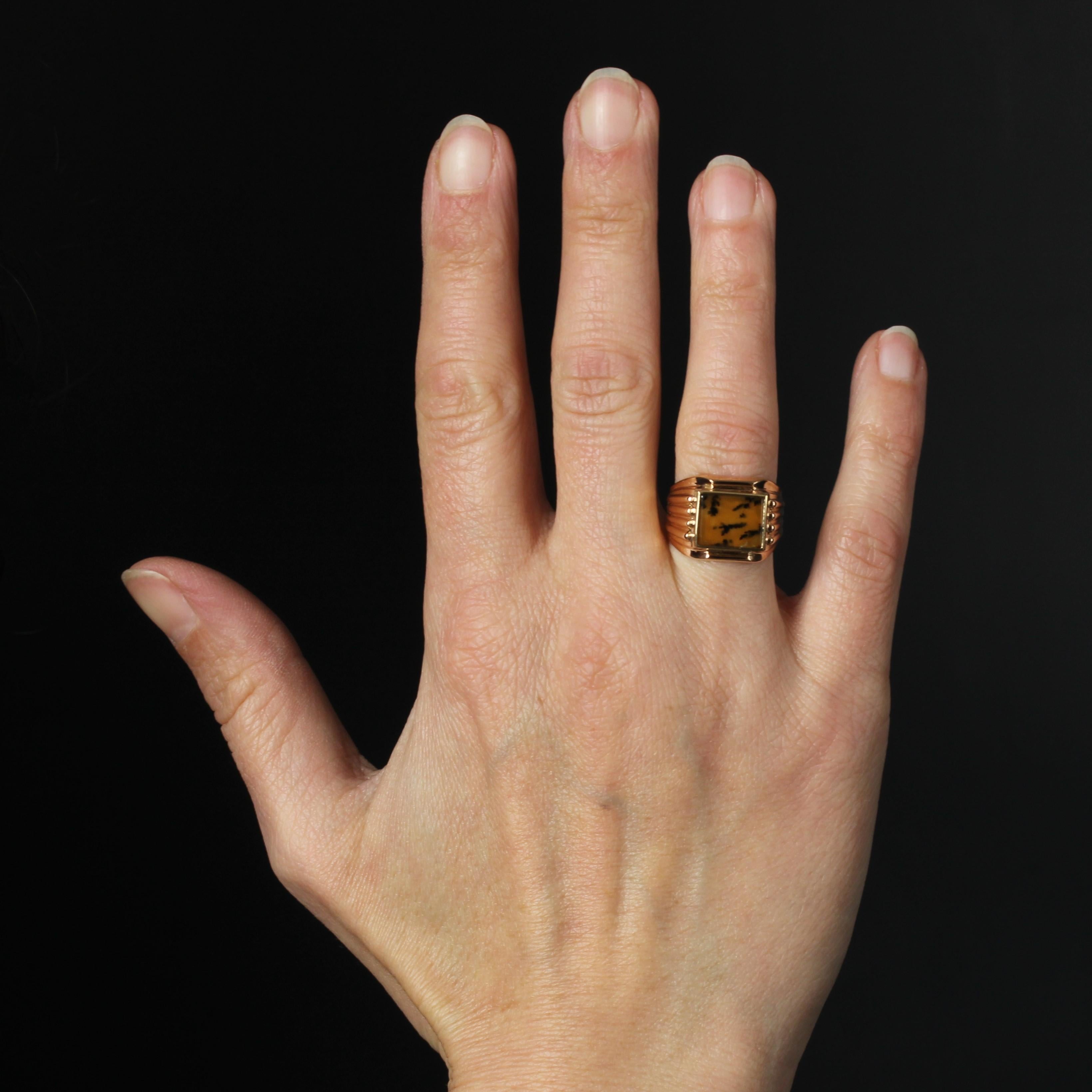 Ring in 18 karat rose gold, eagle head hallmark.
Antique ladies' Signet ring set with a dendrite agate plaque on the top. The start of the ring is gadrooned on both sides.
Height : 13 mm approximately, width : 11 mm approximately, thickness : 4.2 mm