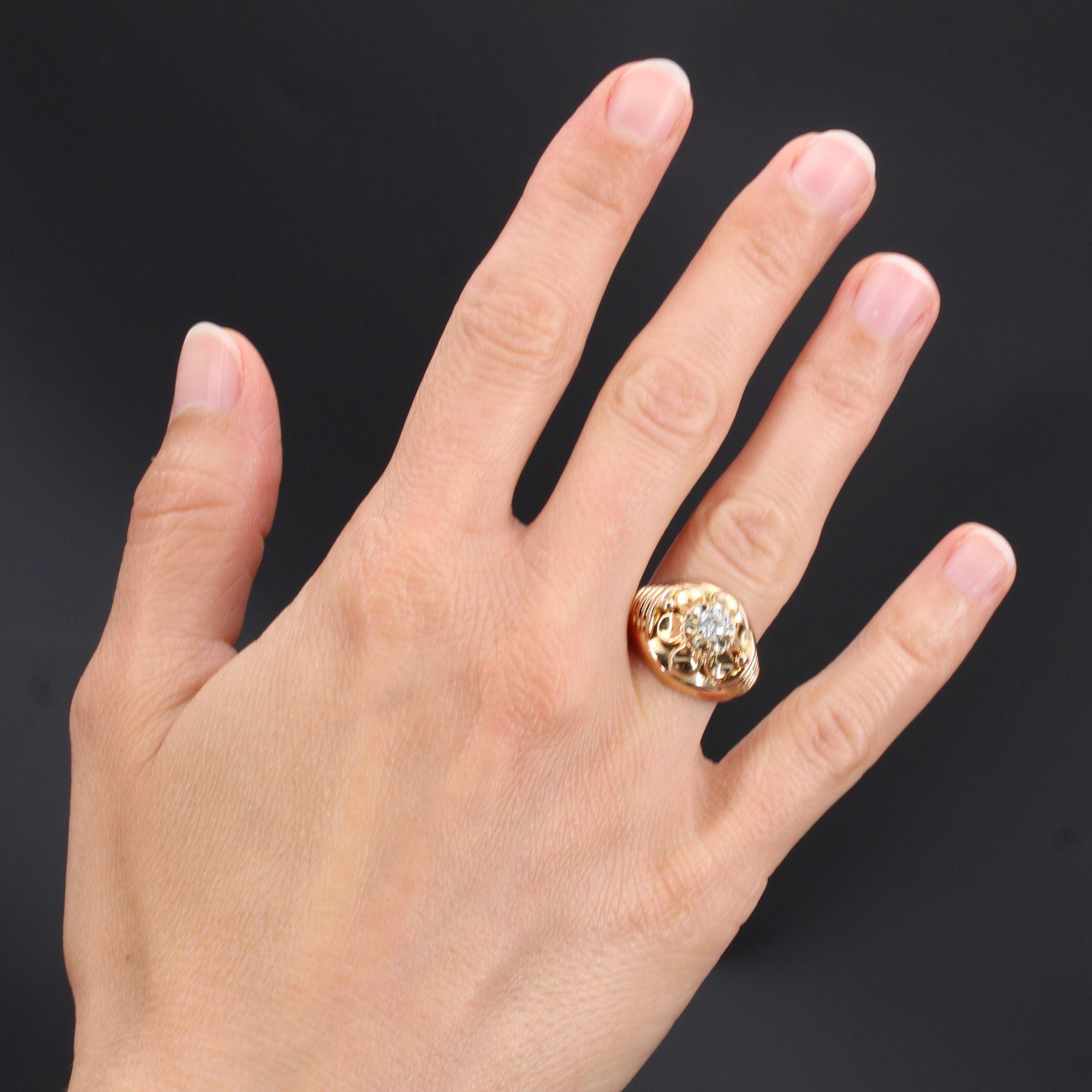 Ring aus 18 Karat Roségold, Adlerkopfpunze.
Dieser schöne gewölbte Ring stellt eine Blume dar, deren Herz ein antiker Brillant ist, der von einer dünnen Goldkordel umgeben ist. Die Blütenblätter sind geschwungen, und der Anfang des Rings besteht auf