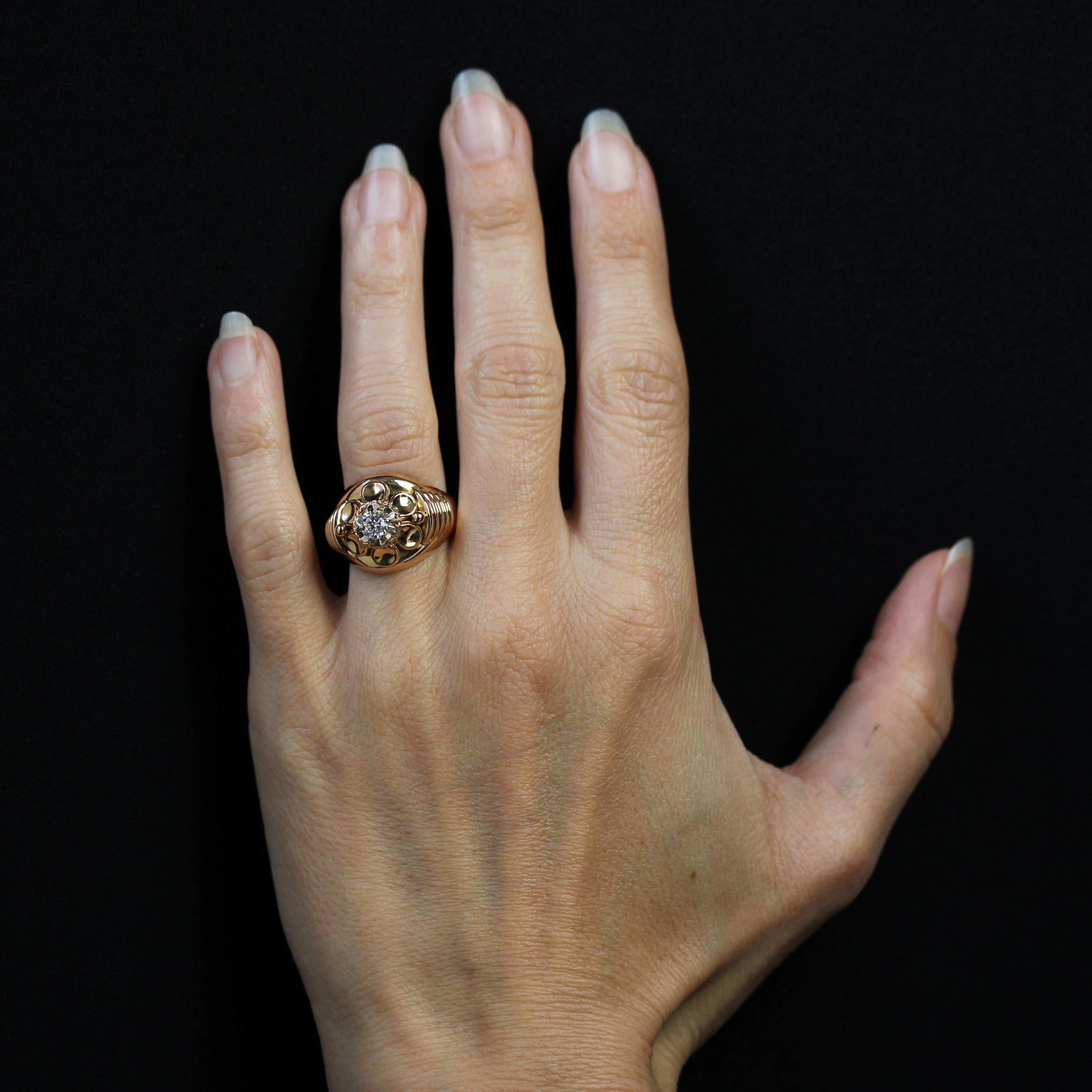 Anello in oro rosa 18 carati, marchio di fabbrica con testa d'aquila.
Questo bellissimo anello a cupola rappresenta un fiore il cui cuore è un antico diamante taglio brillante, circondato da un sottile cordoncino d'oro. I petali sono ricurvi e