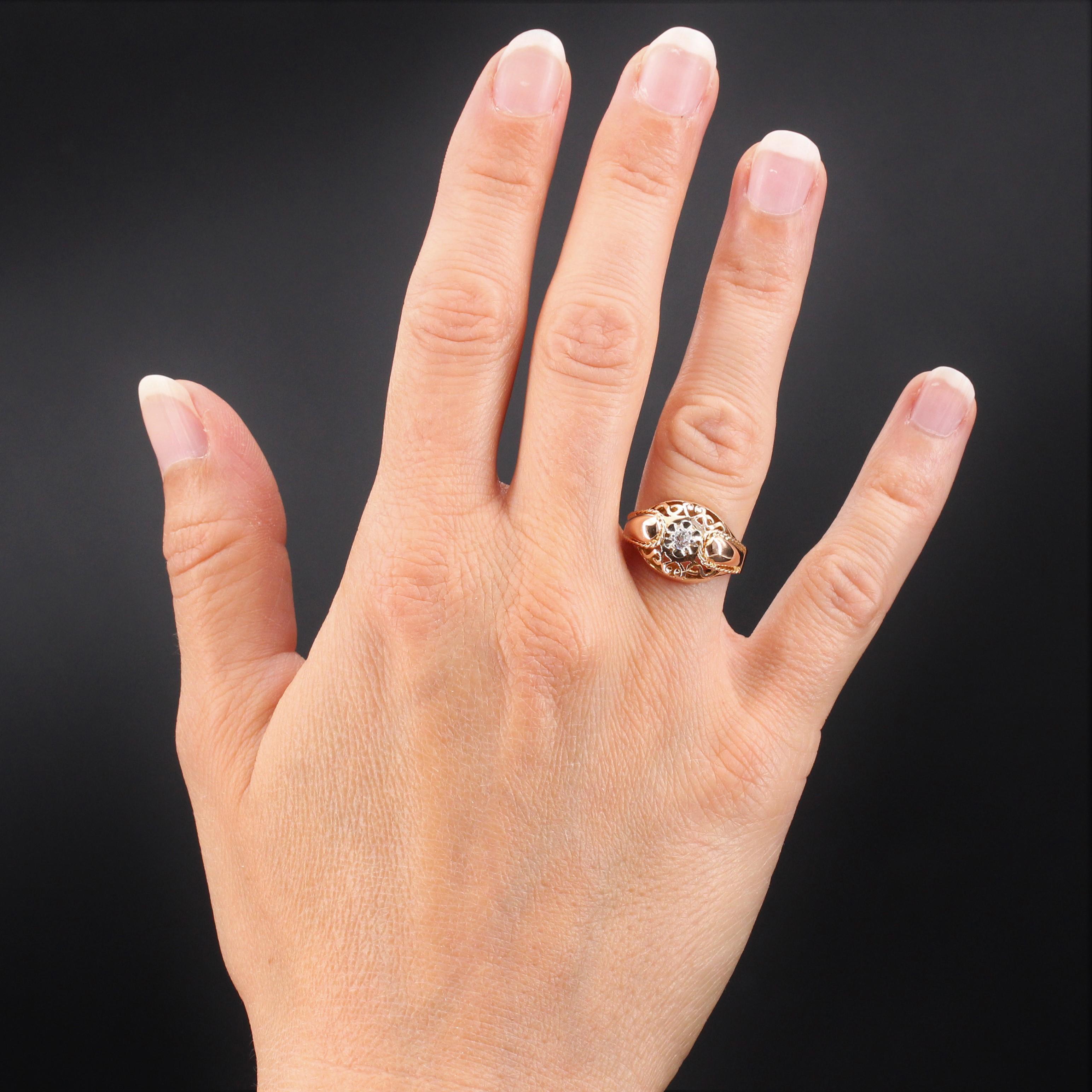 Ring in 18 karat rose gold, eagle head hallmark.
Delightful retro jewel, the setting forms an openwork dome and decorated with a brilliant-cut diamond set in the center. On both sides, the start of the ring is bordered by a small gold cord.
Weight