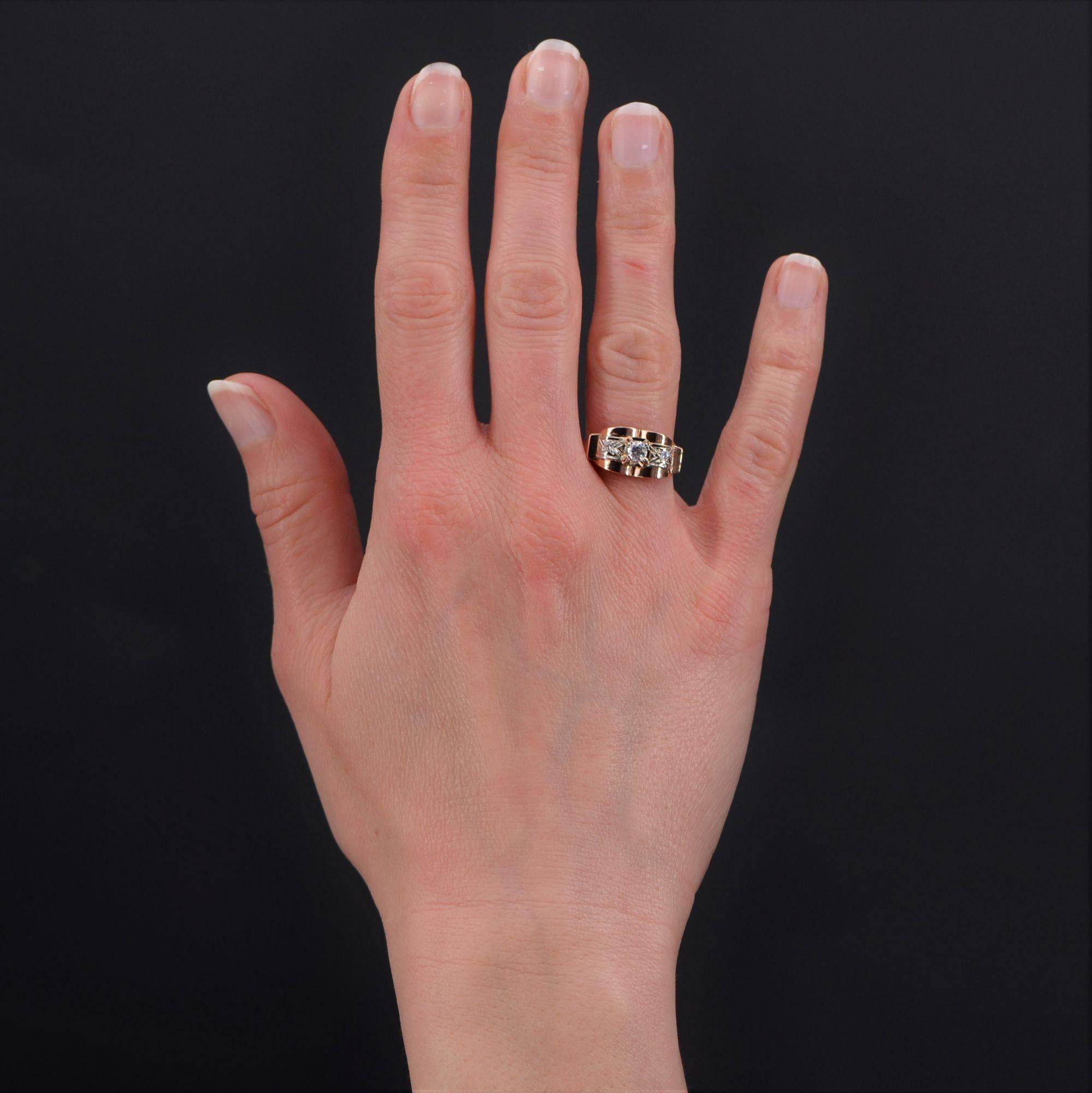 Ring in 18 karat rose gold, eagle head hallmark.
Charming antique ring, it consists of a rose gold bridge set on top, in applique, of a white gold pattern adorned with a modern brilliant- cut diamond in the center, and on either side, two small