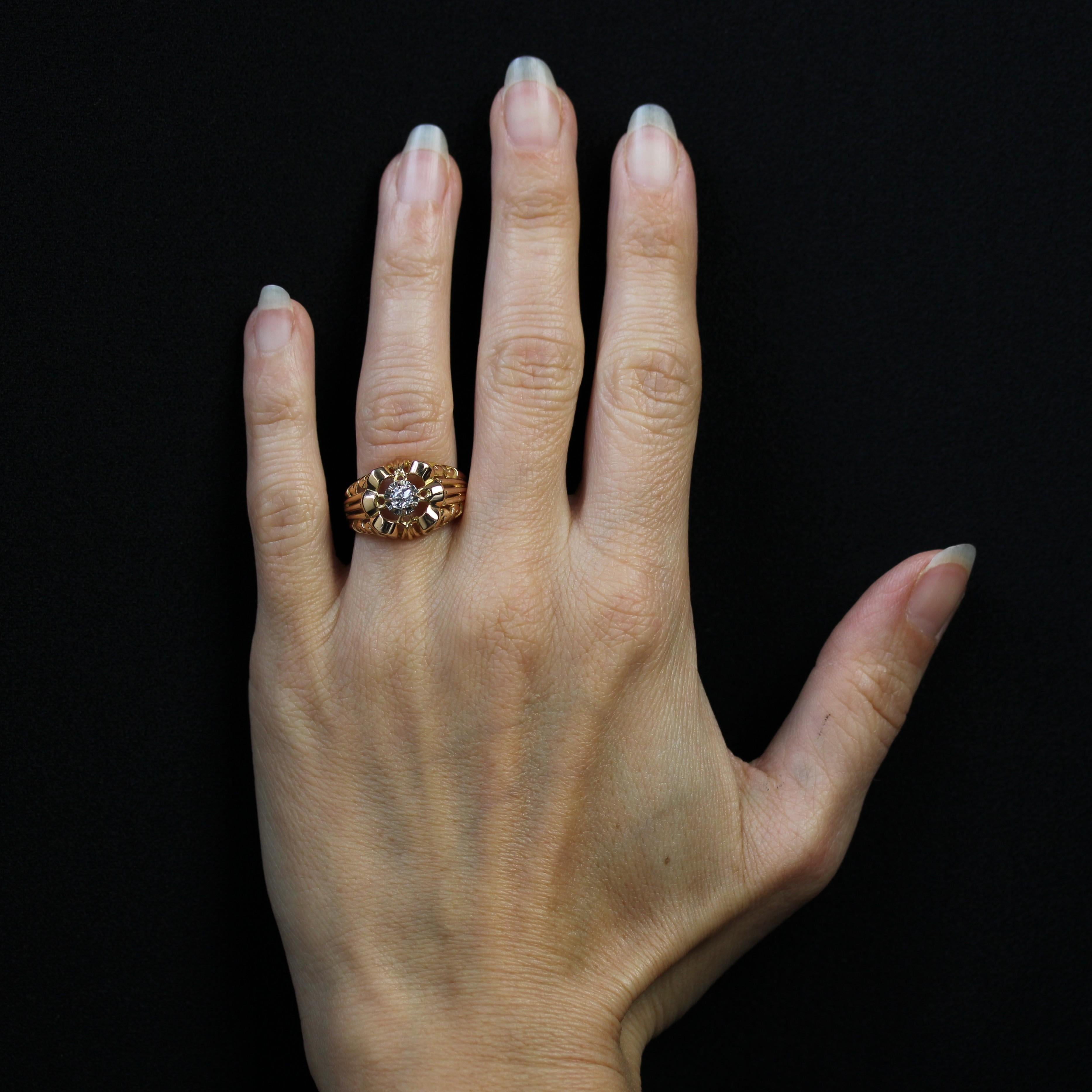 Anello in oro giallo 18 carati, punzone a testa d'aquila.
Curvo e traforato con volute e motivi a onda, questo anello d'oro retrò regge un diamante antico con taglio a brillante.
Peso del diamante: 0,15 carati circa.
Altezza: 13,1 mm, larghezza: