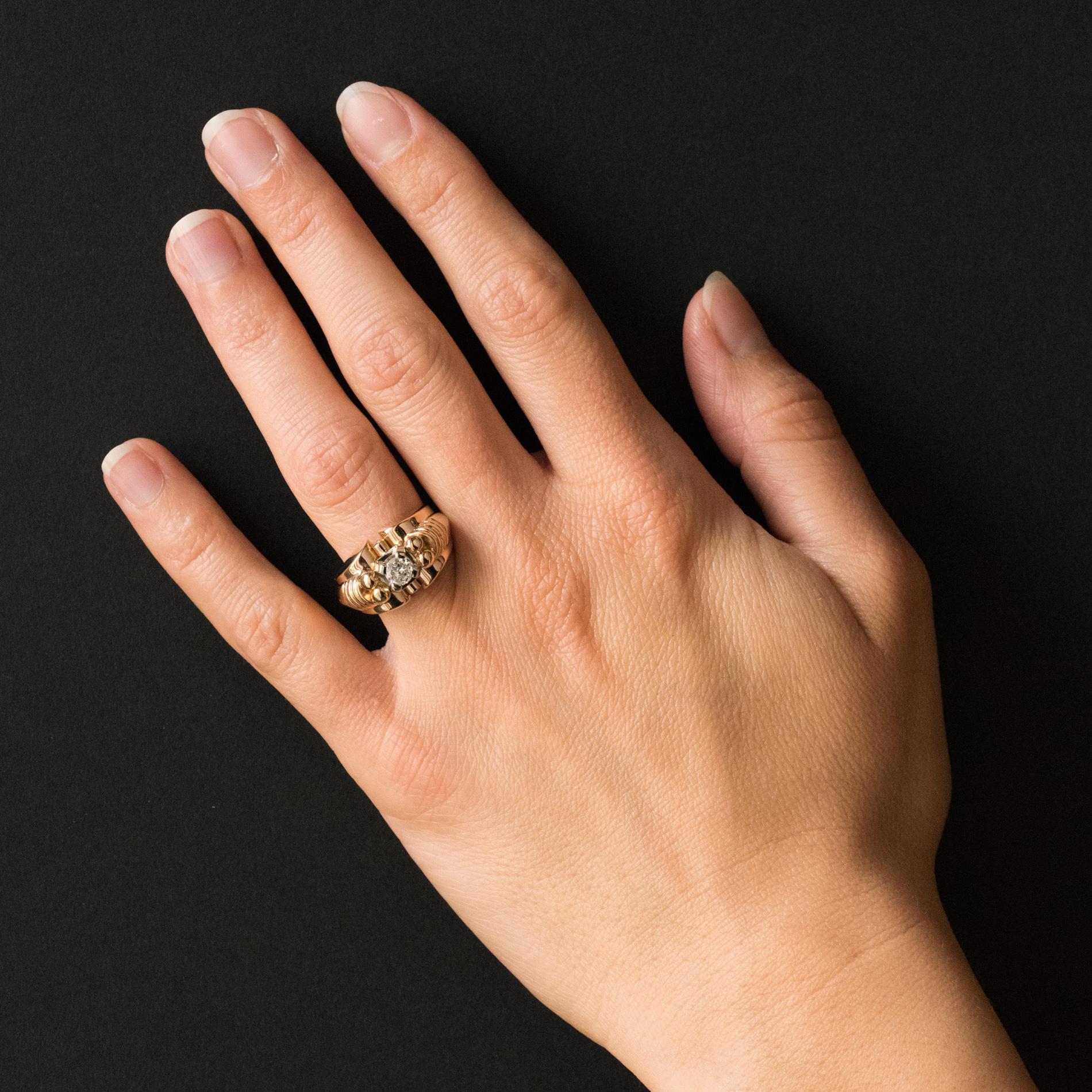 Ring in 18 Karats yellow gold, eagle's head hallmark,  and platinum, dog's head hallmark.
Beautiful and massive tank ring, it is set on platinum of an antique brilliant- cut diamond. On both sides of the diamond, 2 gold pearls and a gadrooned