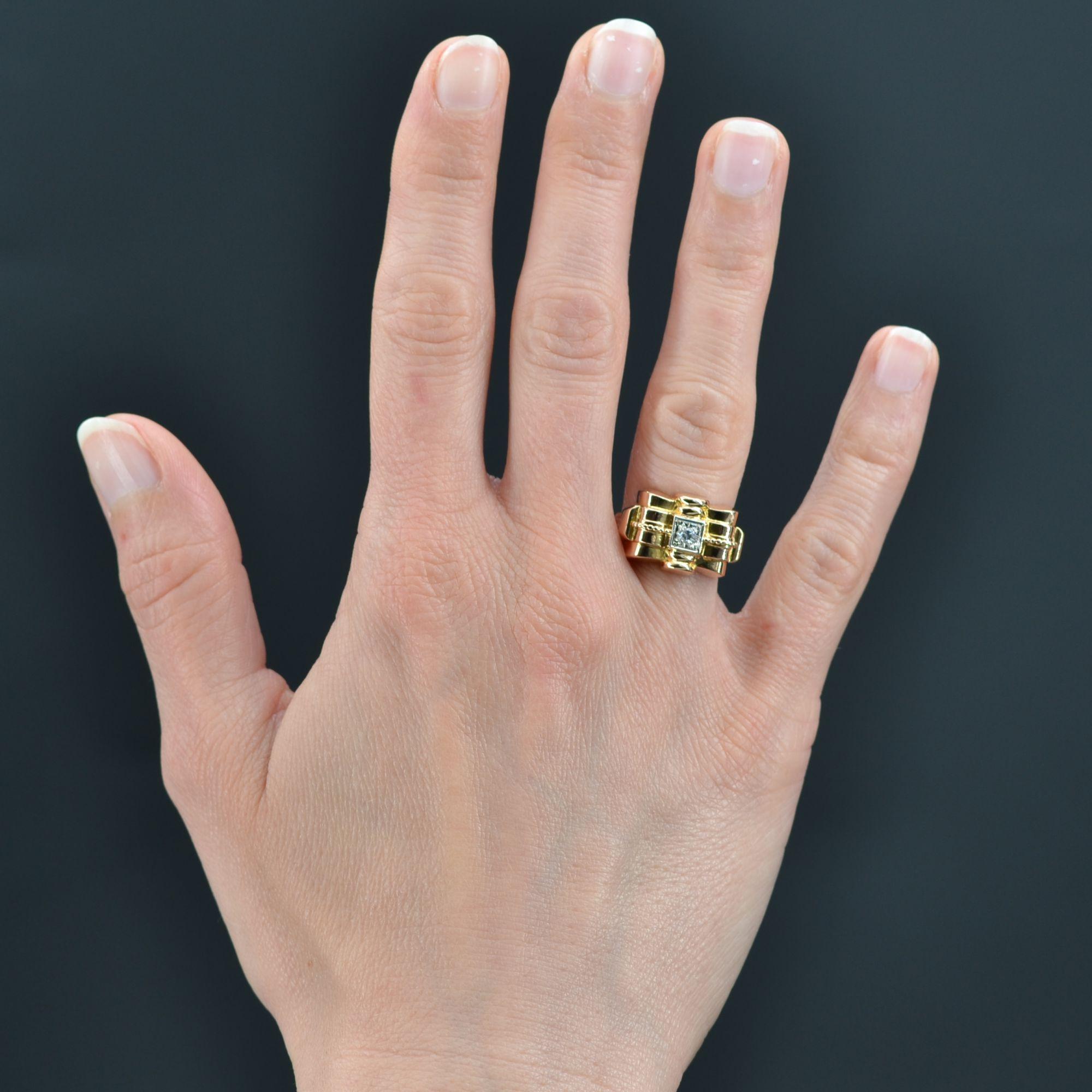 Ring in 18 karat yellow gold, eagle head hallmark.
Tank ring called bridge ring, it is decorated on its top within a geometric decoration of a modern brilliant- cut diamond. On both sides a gold cord adorns the plate.
Total weight of the diamond :