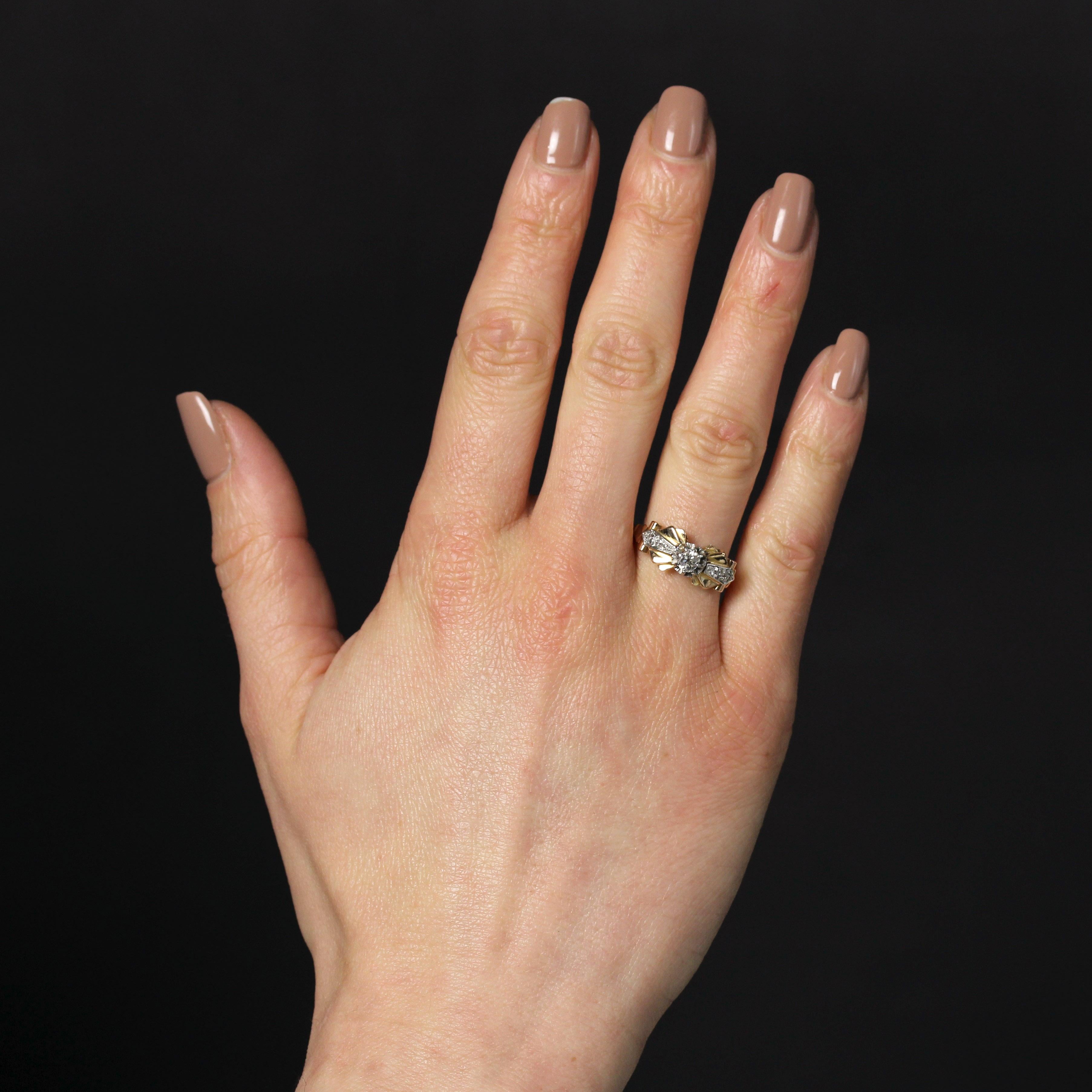 Ring in 18 karat rose gold, eagle head hallmark and platinum.
Elegant antique ring set in a multi-sided knot, with an antique cushion-cut diamond in the center on platinum. Two arrowhead motifs adorn the top of the knot and are set with 2x2