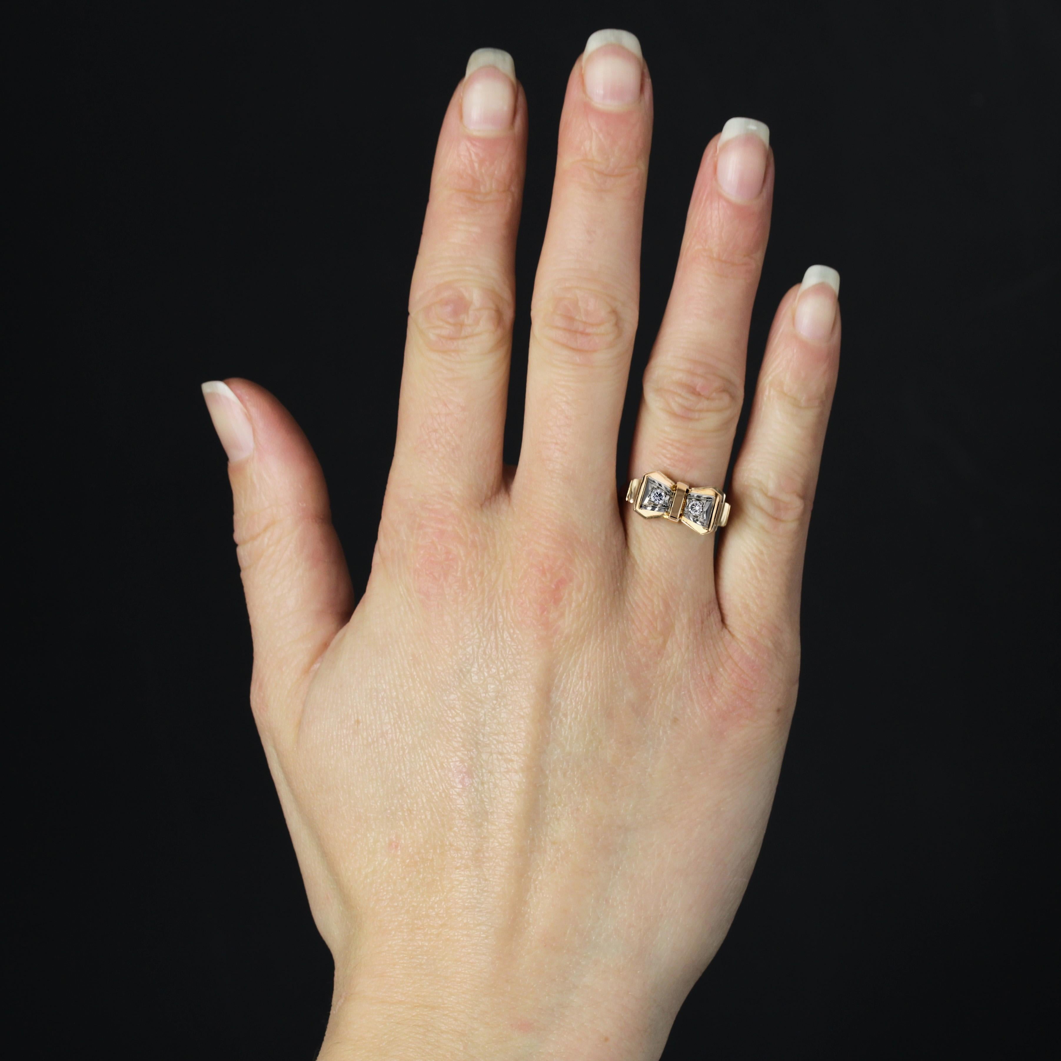 Ring aus 18 Karat Roségold, Adlerkopfpunze.
Ein reizvoller Ring aus den 1950er Jahren, dessen Fassung eine Fliege mit einem Brillanten an jeder Schlaufe bildet. Die Profile sind durchbrochen und der Anfang des Rings ist mit einem glatten Goldtrapez
