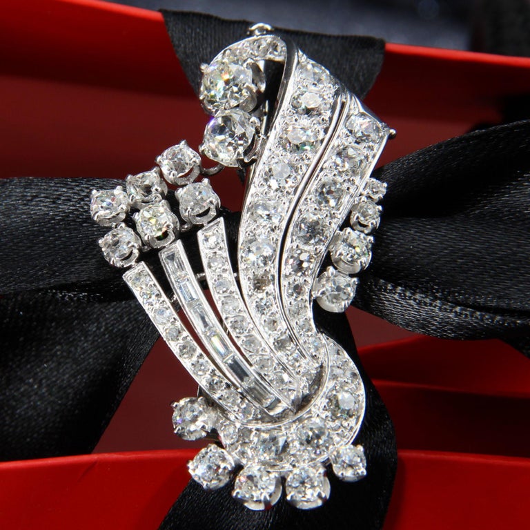 French 1950s Diamonds 18 Karat White Gold Clip Brooch For Sale 4