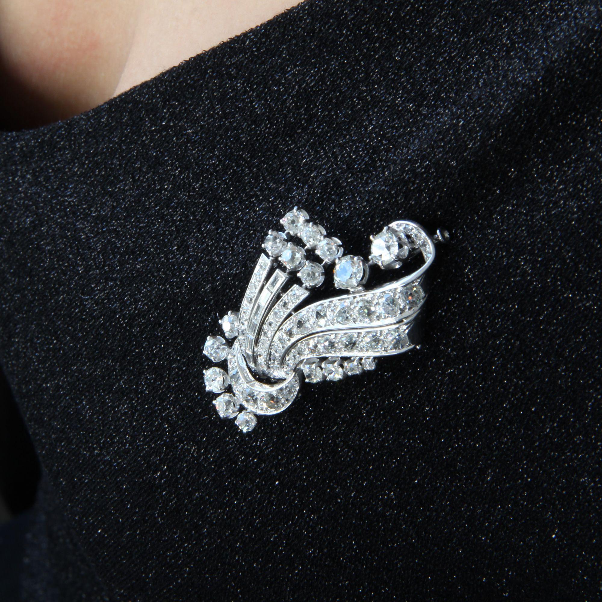 French 1950s Diamonds 18 Karat White Gold Clip Brooch In Good Condition In Poitiers, FR
