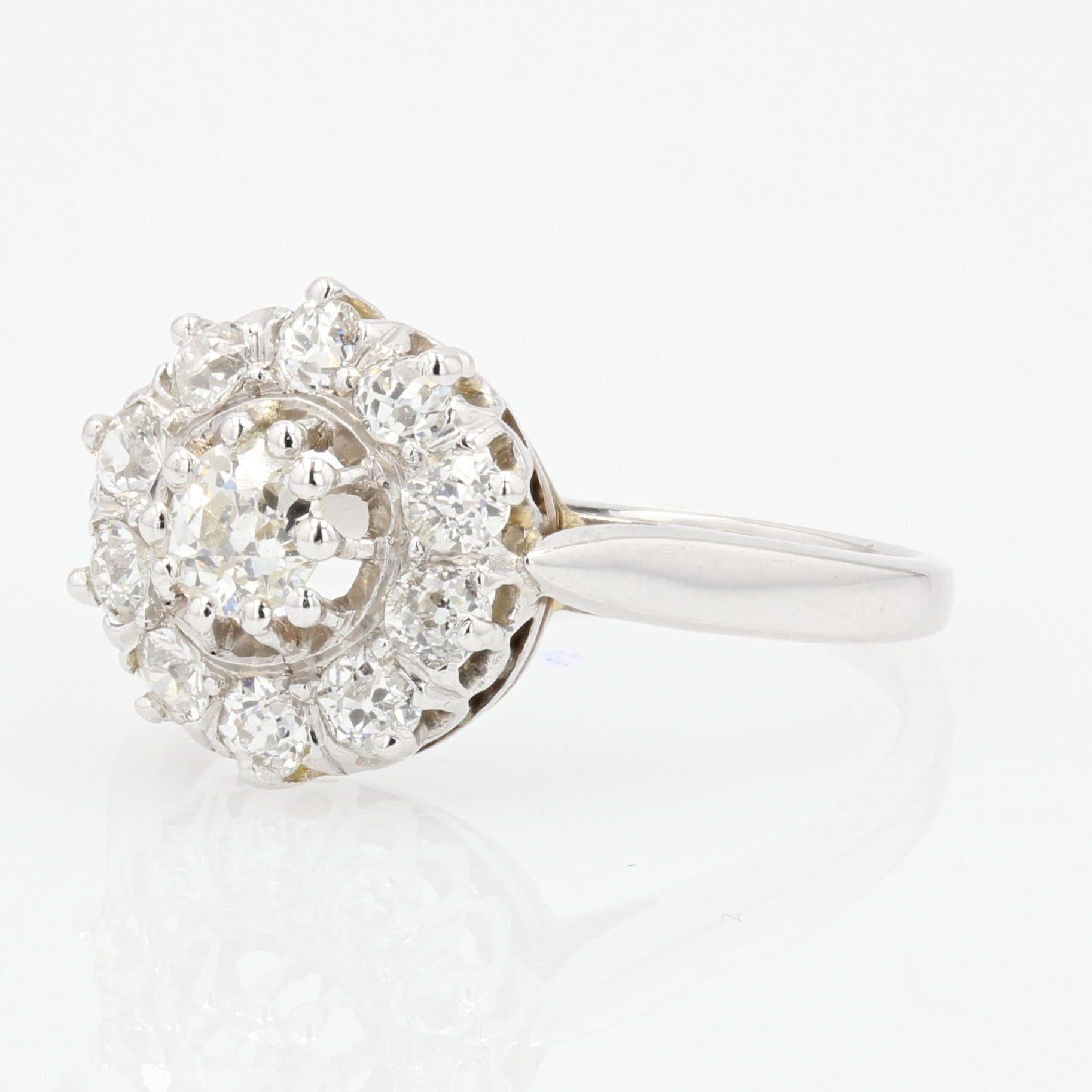 French 1950s Diamonds 18 Karat White Gold Daisy Ring In Good Condition For Sale In Poitiers, FR