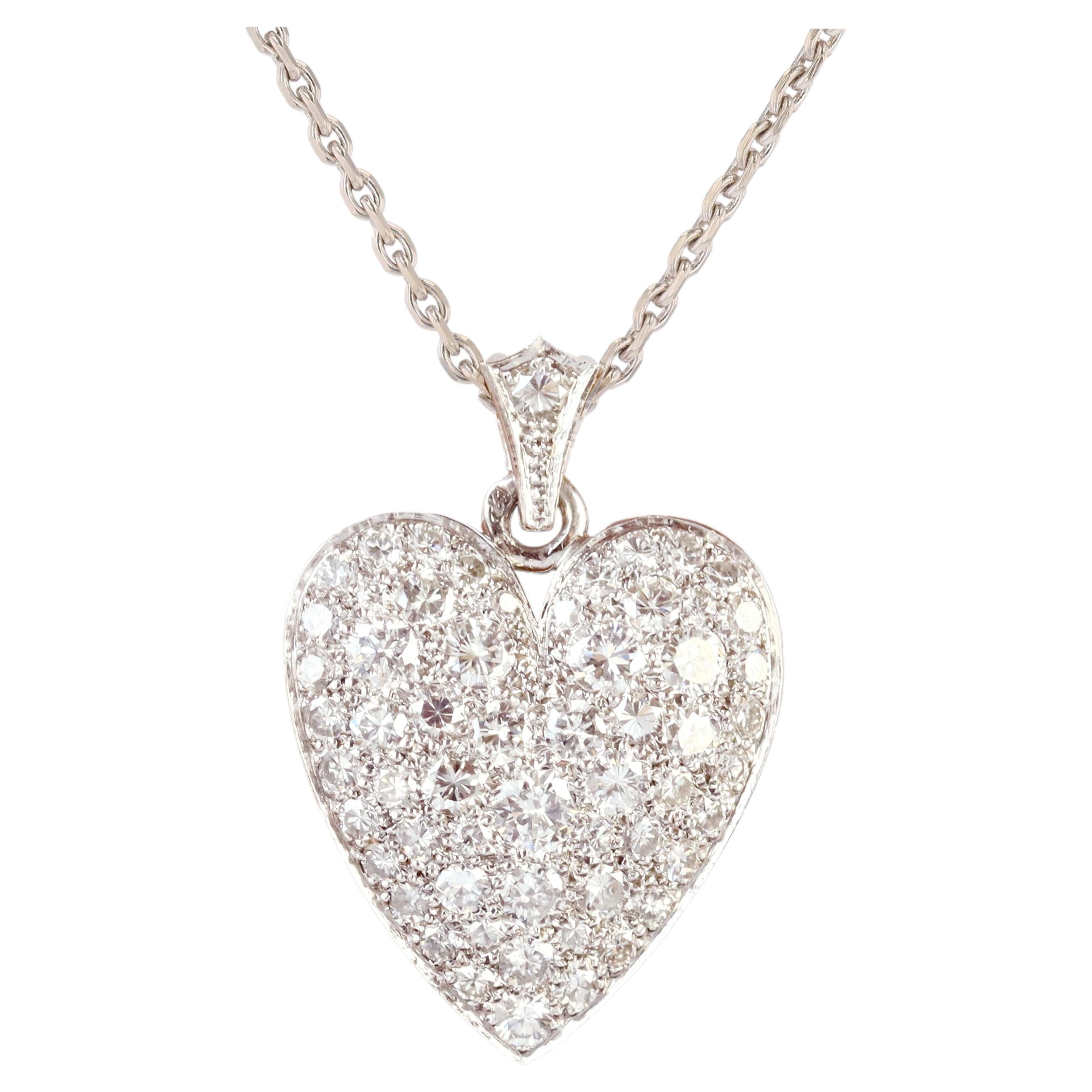 Collier en or blanc 18 carats avec pendentif en forme de coeur et chaîne en diamants des années 1950