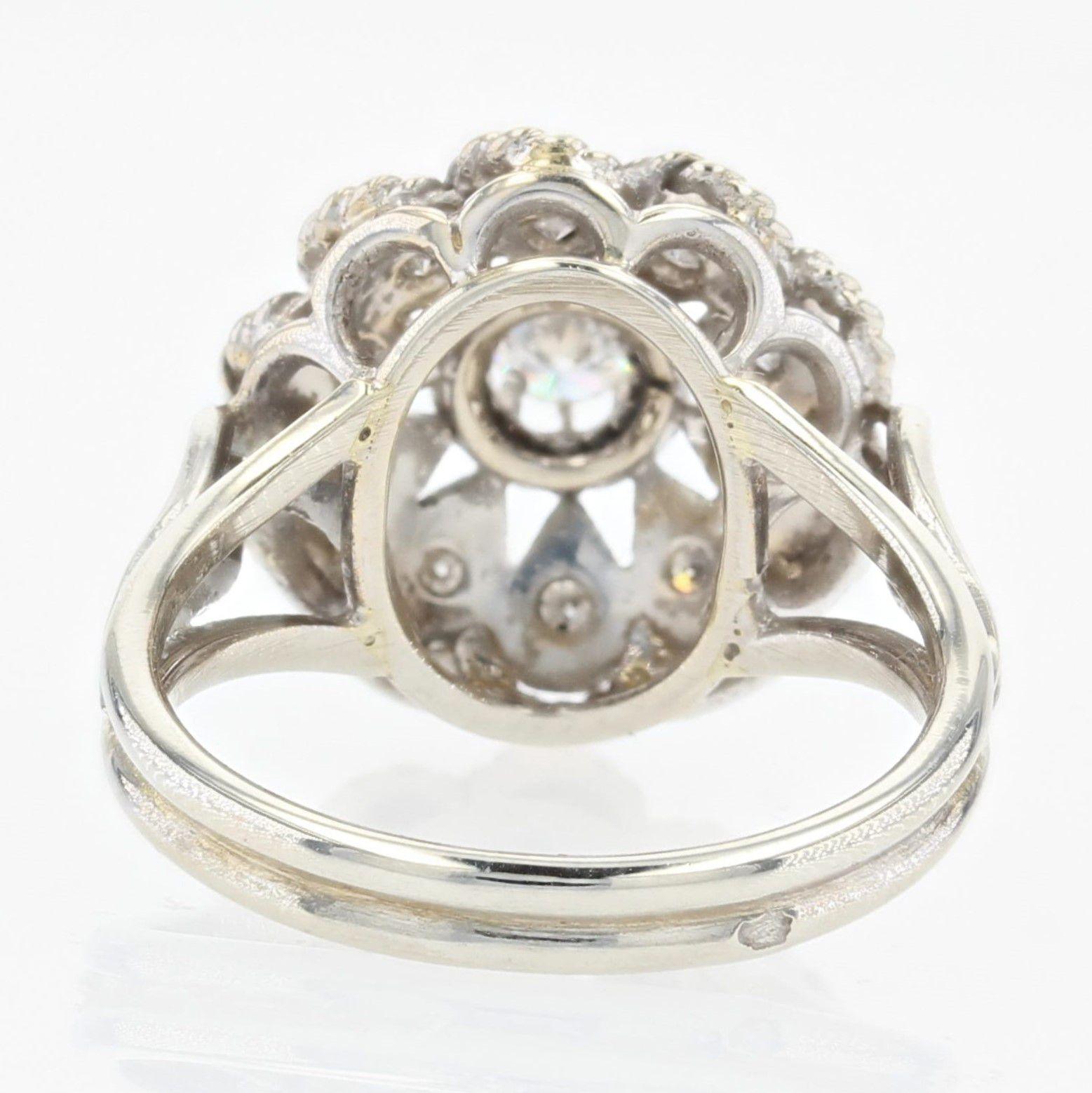 Anello francese anni '50 con diamanti in oro bianco 18 carati con fiore retrò in vendita 4