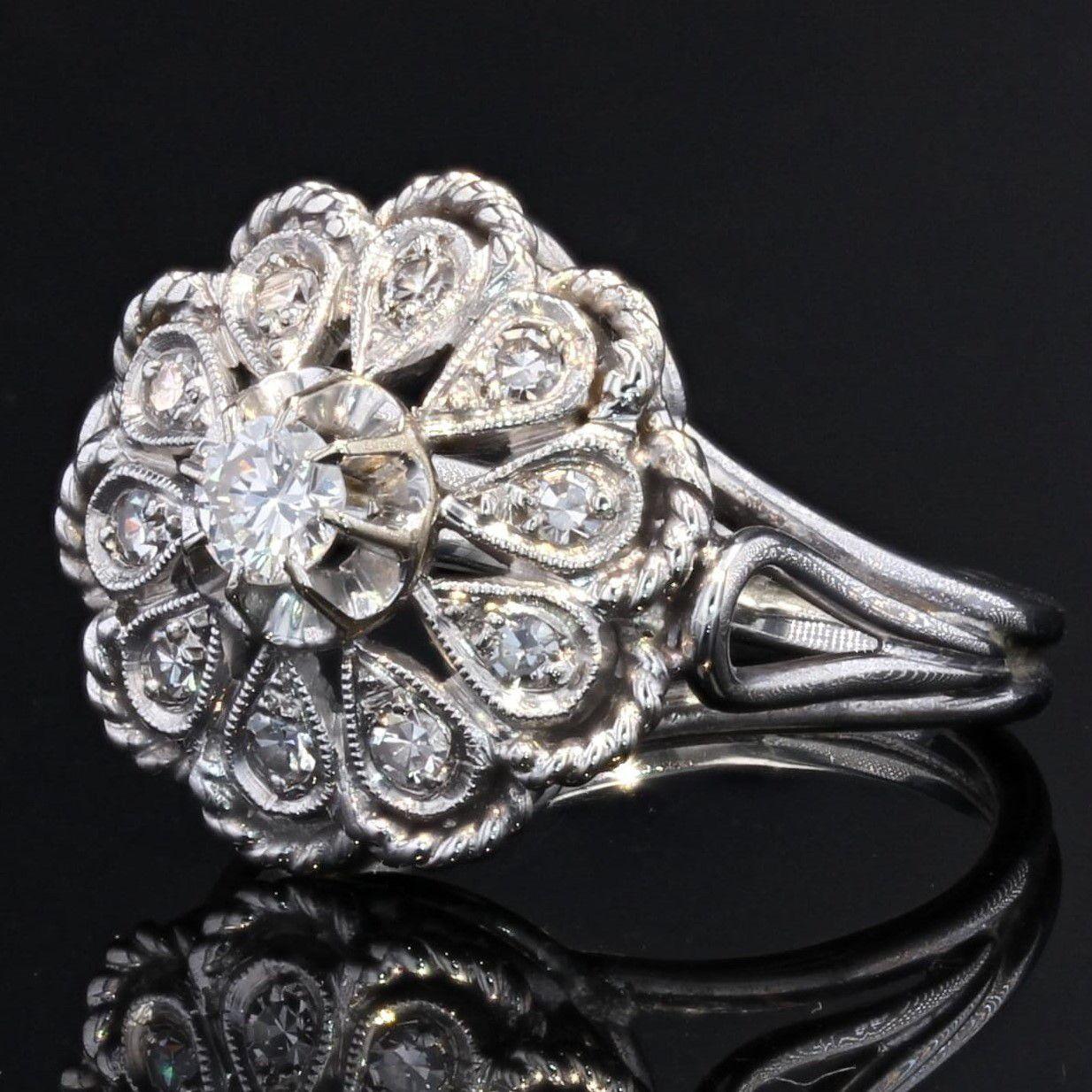 french 1950s Diamonds 18 Karat White Gold Retro Flower Ring In Excellent Condition For Sale In Poitiers, FR