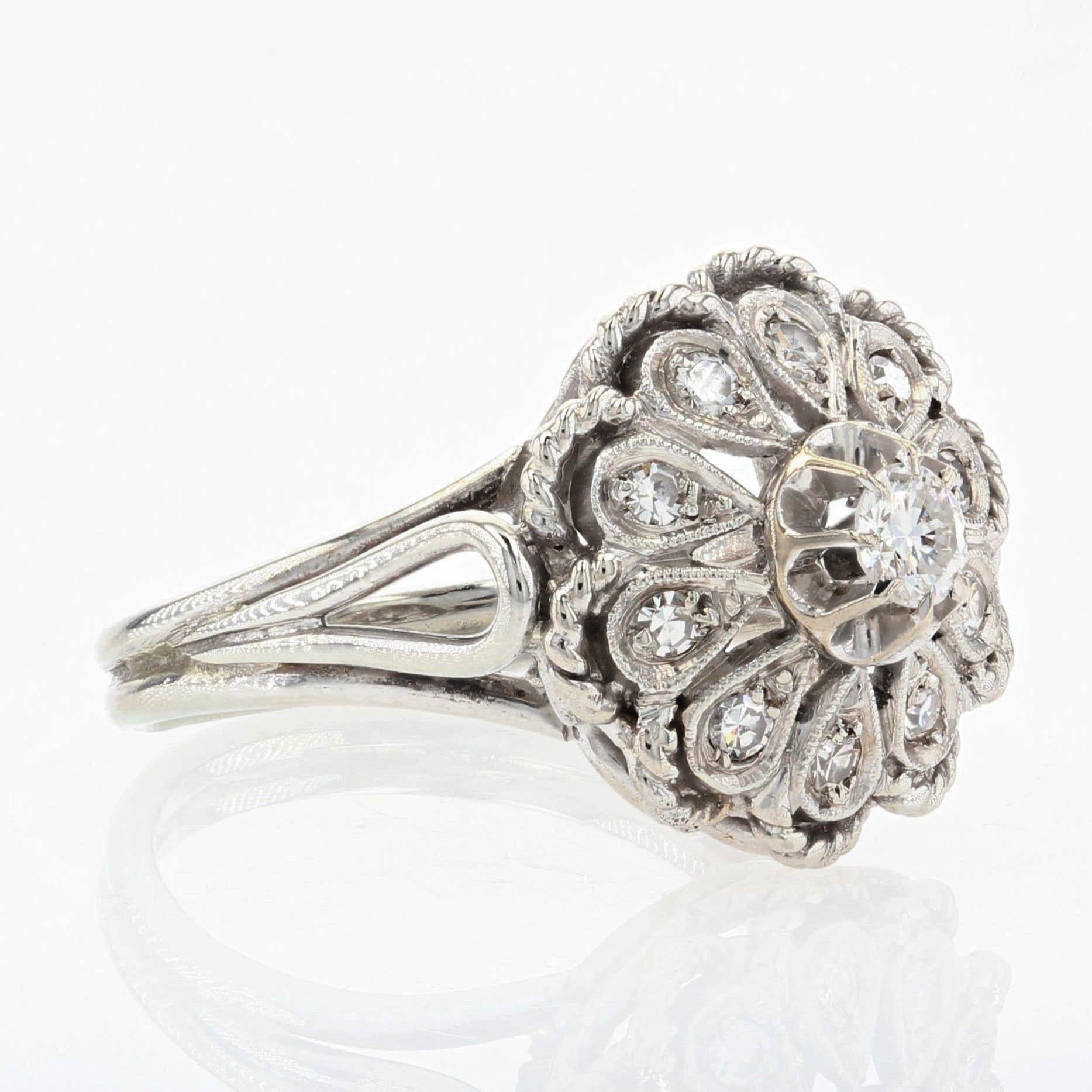 Anello francese anni '50 con diamanti in oro bianco 18 carati con fiore retrò in vendita 2