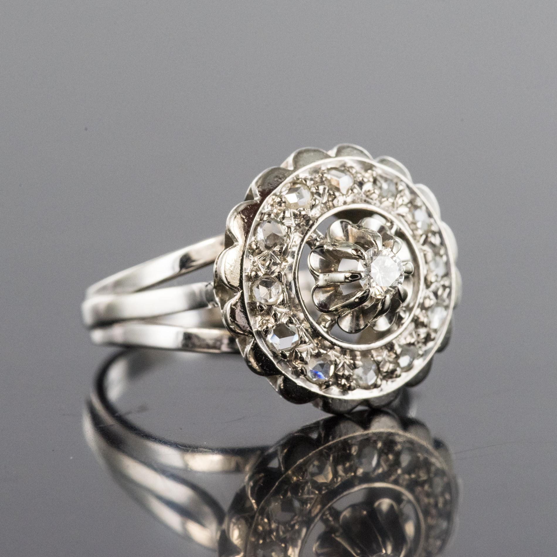 French 1950s Diamonds 18 Karat White Gold Round Ring In Good Condition In Poitiers, FR