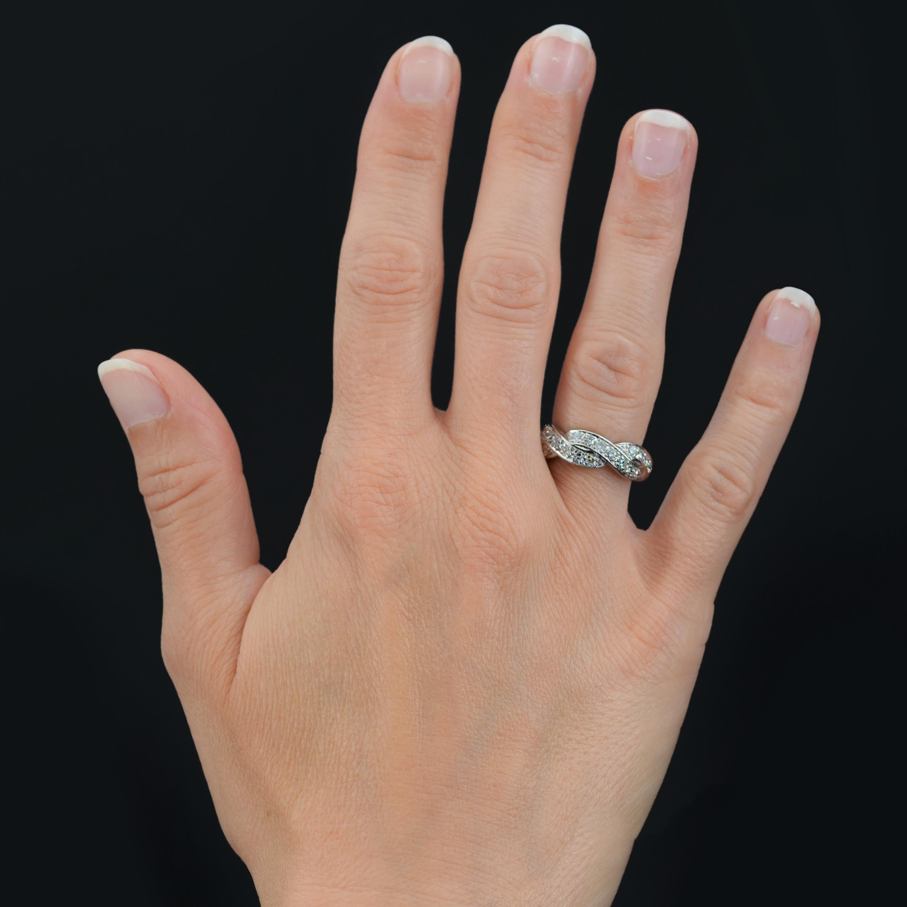 Ring aus 18 Karat Weißgold, Adlerkopfpunze.
Wunderschönes und seltenes Modell eines Retro-Traurings, das aus zwei ineinander verschlungenen Ringen besteht, die auf allen Seiten mit Diamanten im Brillantschliff besetzt sind.
Gesamtgewicht der