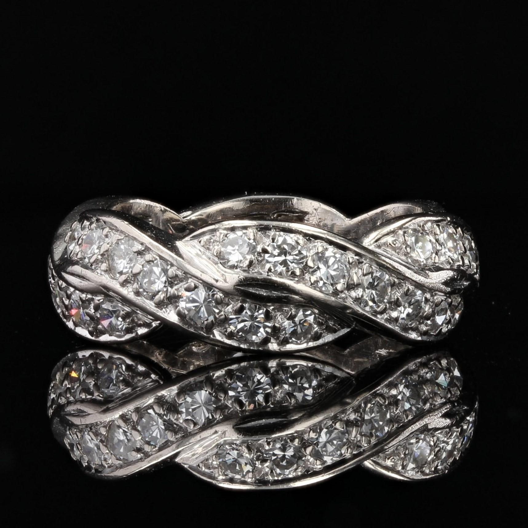 Franzsischer Twist-Ehering aus 18 Karat Weigold mit Diamanten, 1950er Jahre (Brillantschliff) im Angebot