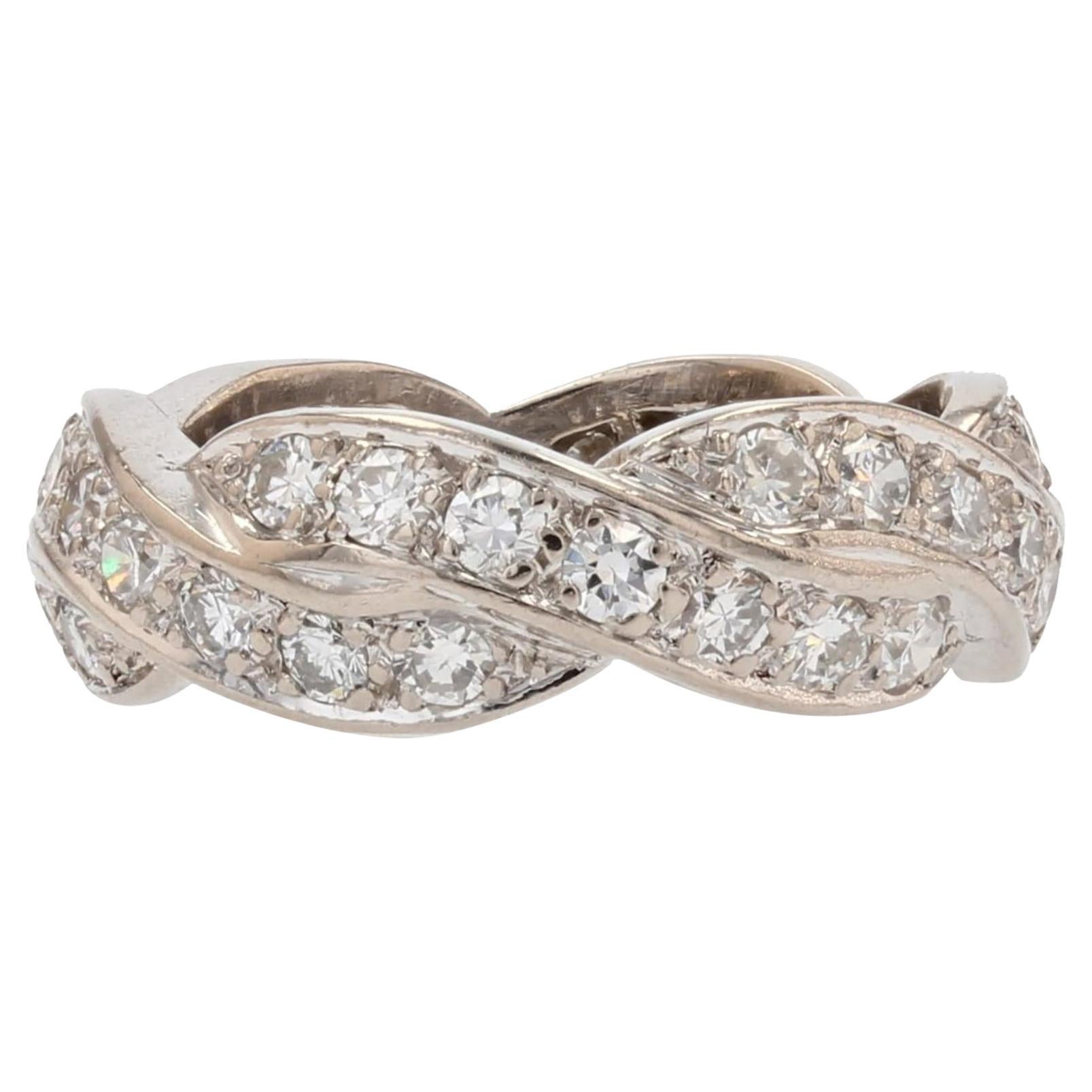 Anello nuziale a tortiglione in oro bianco 18 carati con diamanti francesi degli anni 
50
