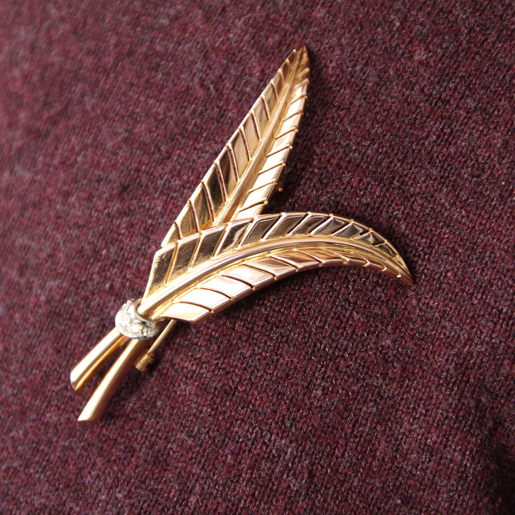 French 1950s Diamonds 18 Karat Yellow Gold Fern Leaves Brooch For Sale 2