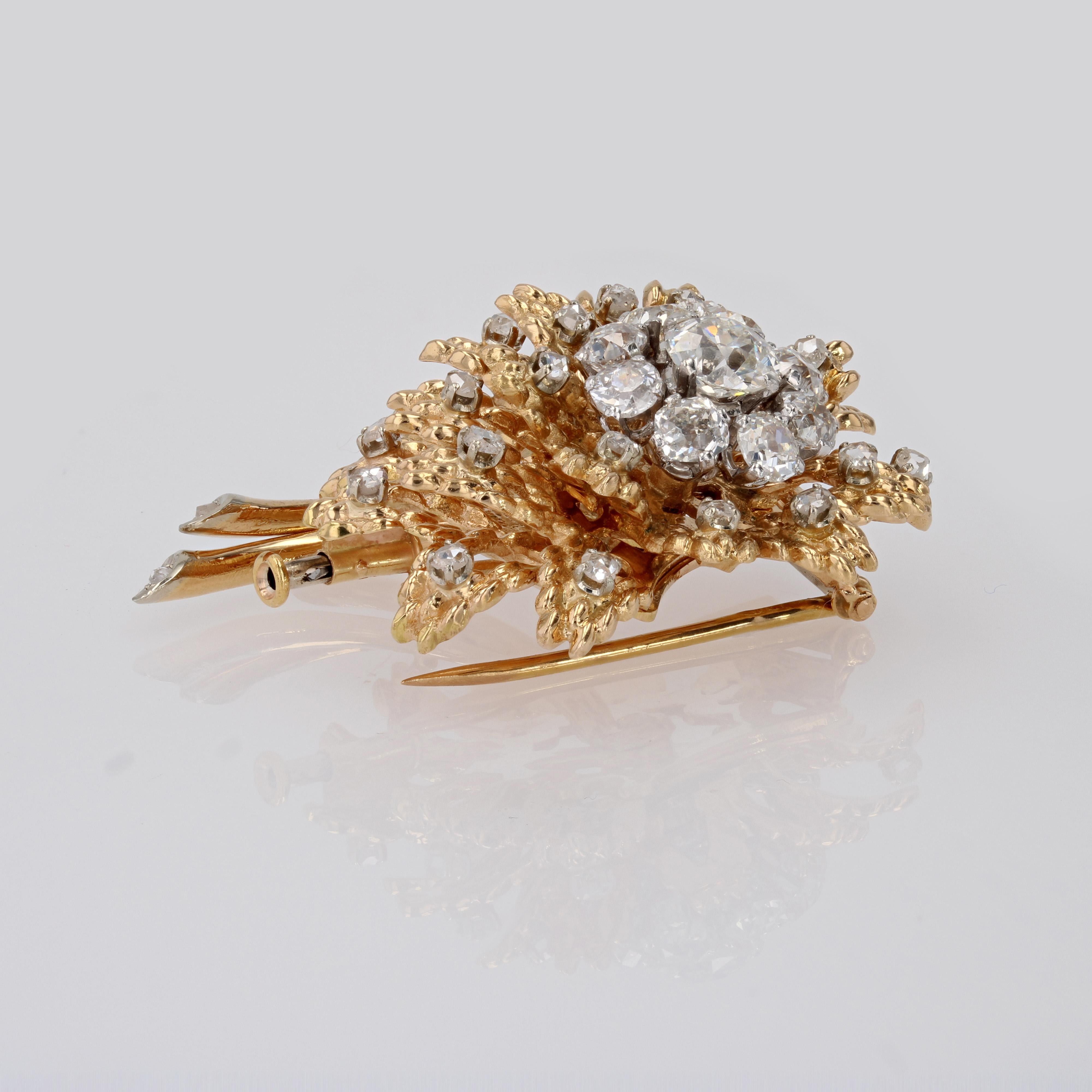 French 1950s Diamonds 18 Karat Yellow Gold Flower Brooch For Sale 6