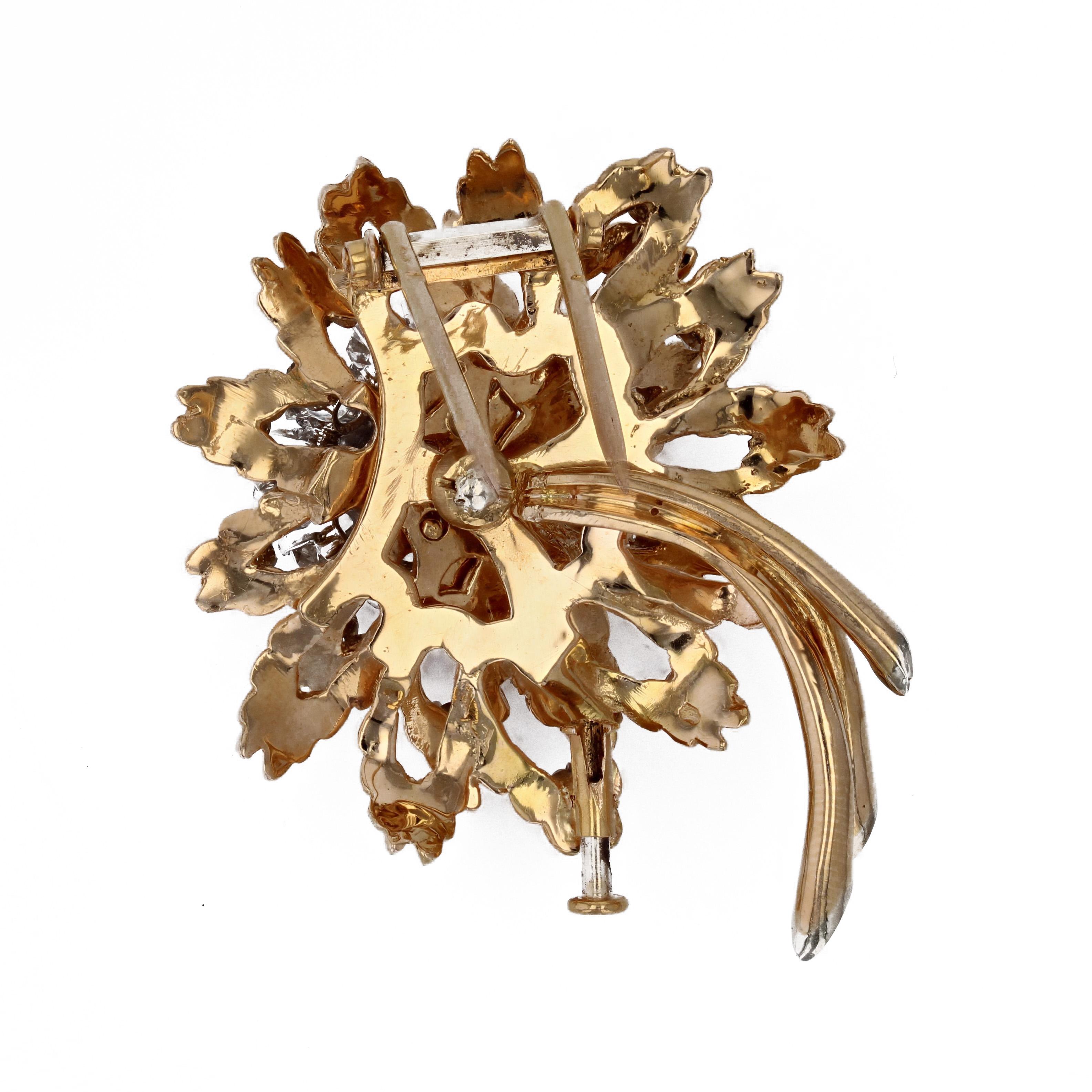 French 1950s Diamonds 18 Karat Yellow Gold Flower Brooch For Sale 8