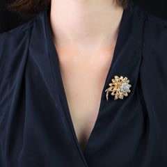 Broche fleur en or jaune 18 carats avec diamants des années 1950