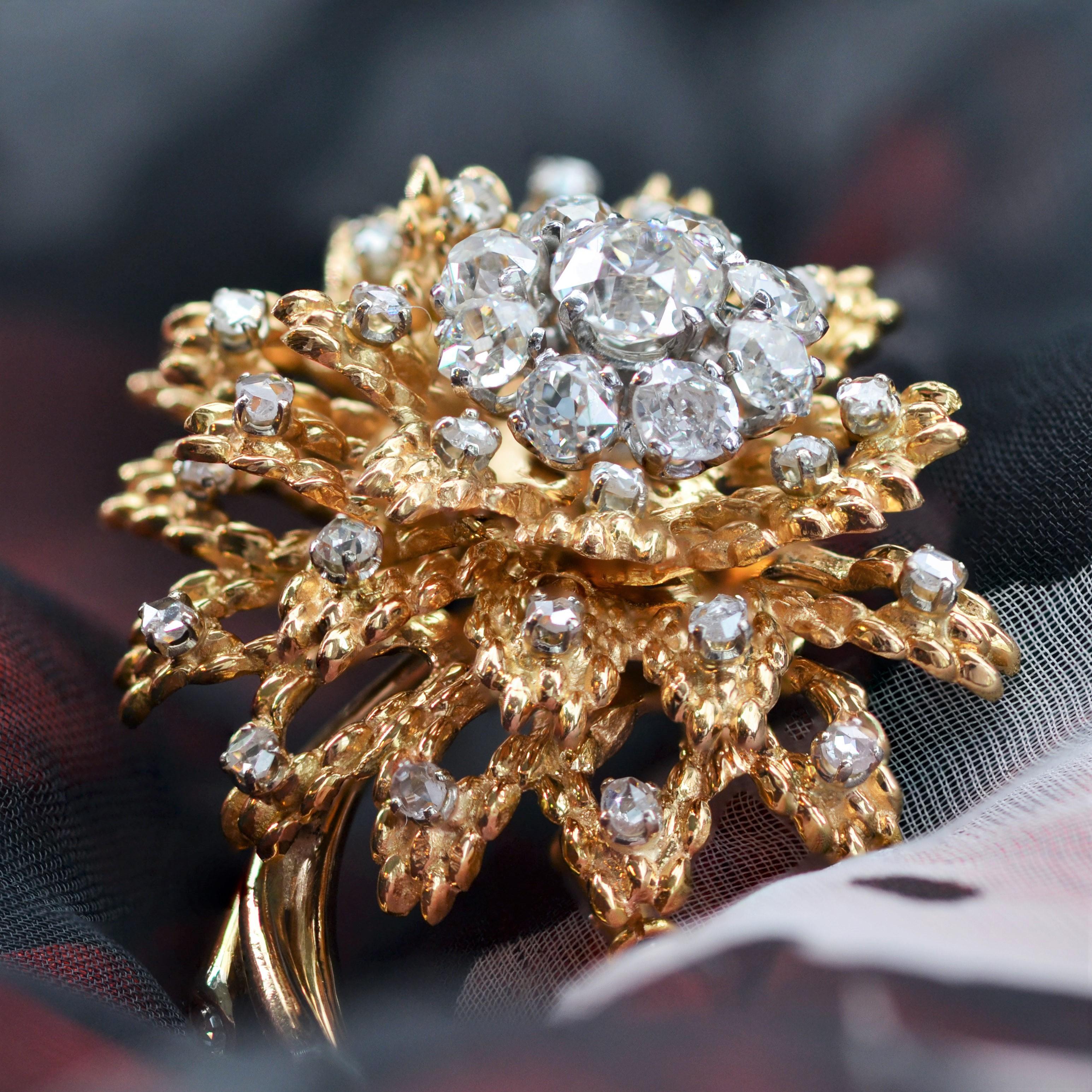 Retro French 1950s Diamonds 18 Karat Yellow Gold Flower Brooch For Sale