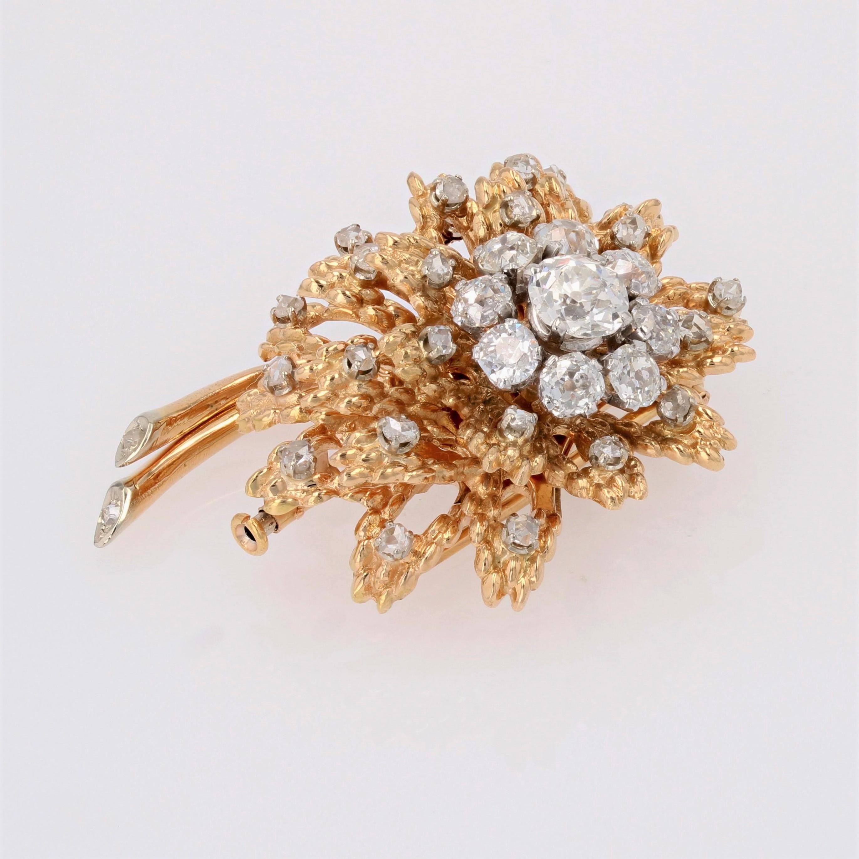 Broche fleur en or jaune 18 carats avec diamants des années 1950 Excellent état - En vente à Poitiers, FR
