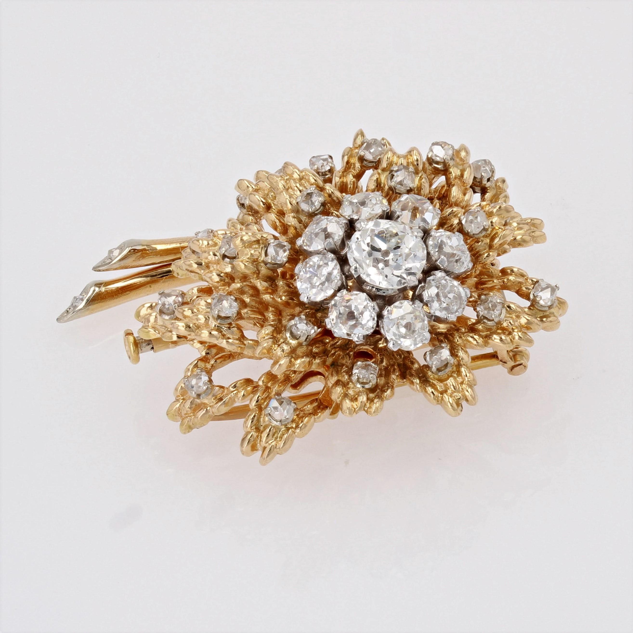 Women's French 1950s Diamonds 18 Karat Yellow Gold Flower Brooch For Sale