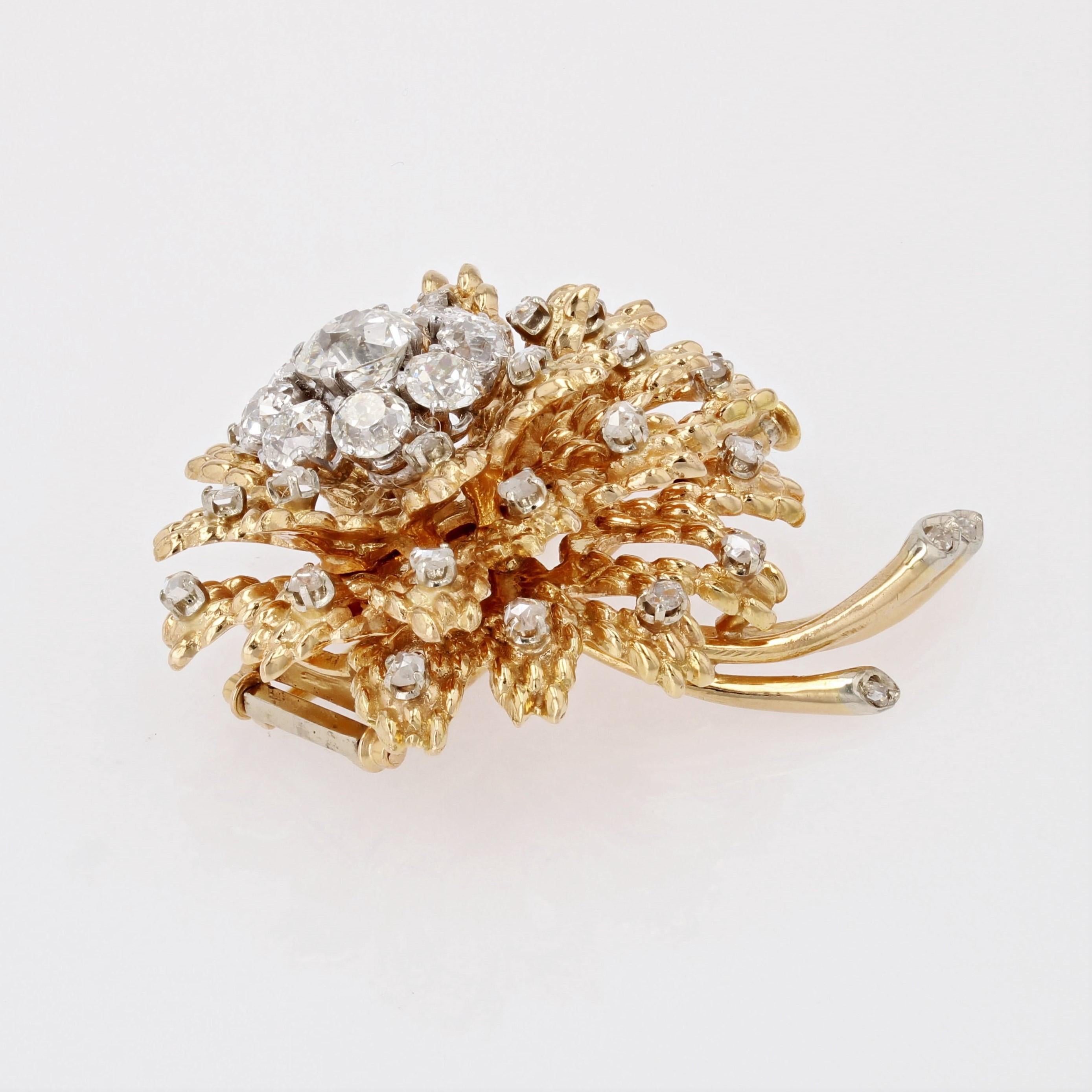 French 1950s Diamonds 18 Karat Yellow Gold Flower Brooch For Sale 1