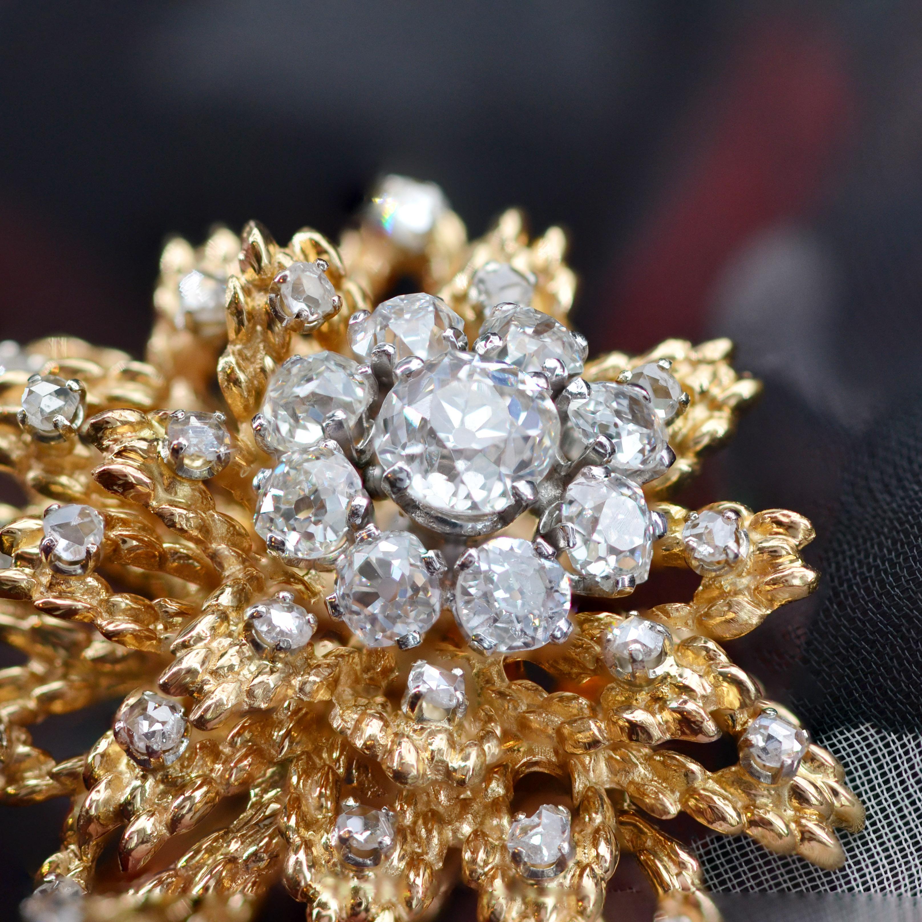 French 1950s Diamonds 18 Karat Yellow Gold Flower Brooch For Sale 2