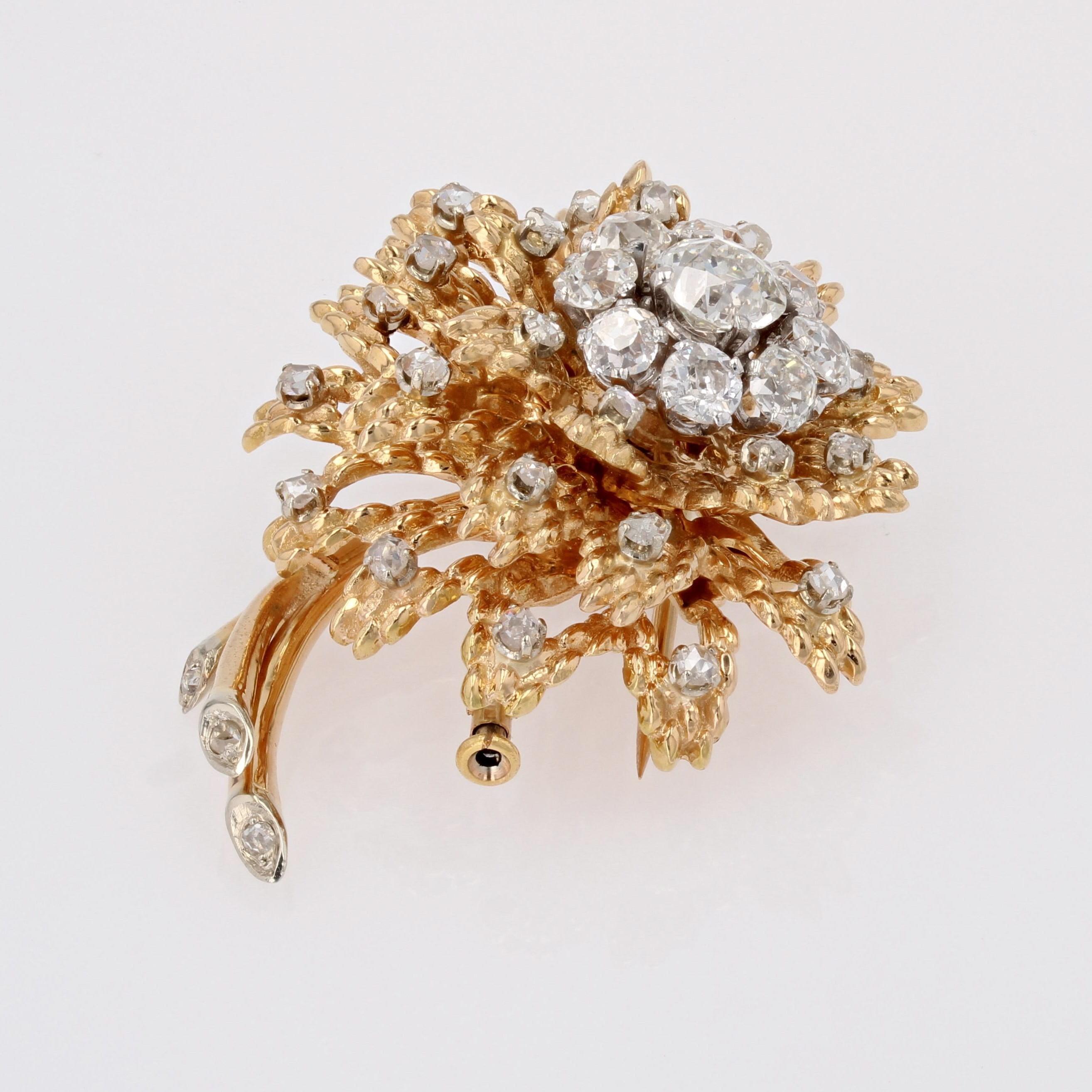 Broche fleur en or jaune 18 carats avec diamants des années 1950 en vente 3