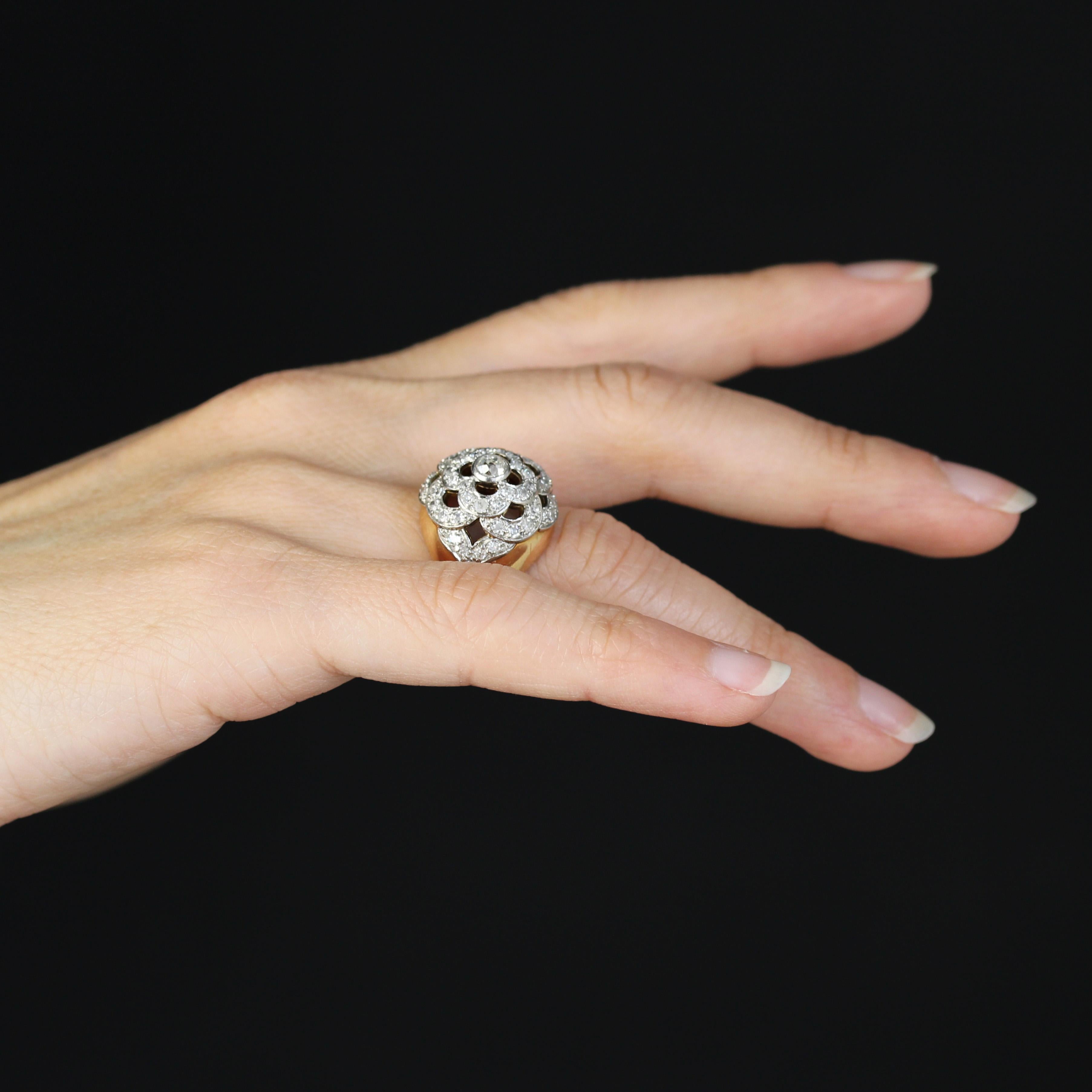 Bague franaise des annes 1950 en or jaune 18 carats et platine avec motif de fleur ajoure et diamants en vente 9