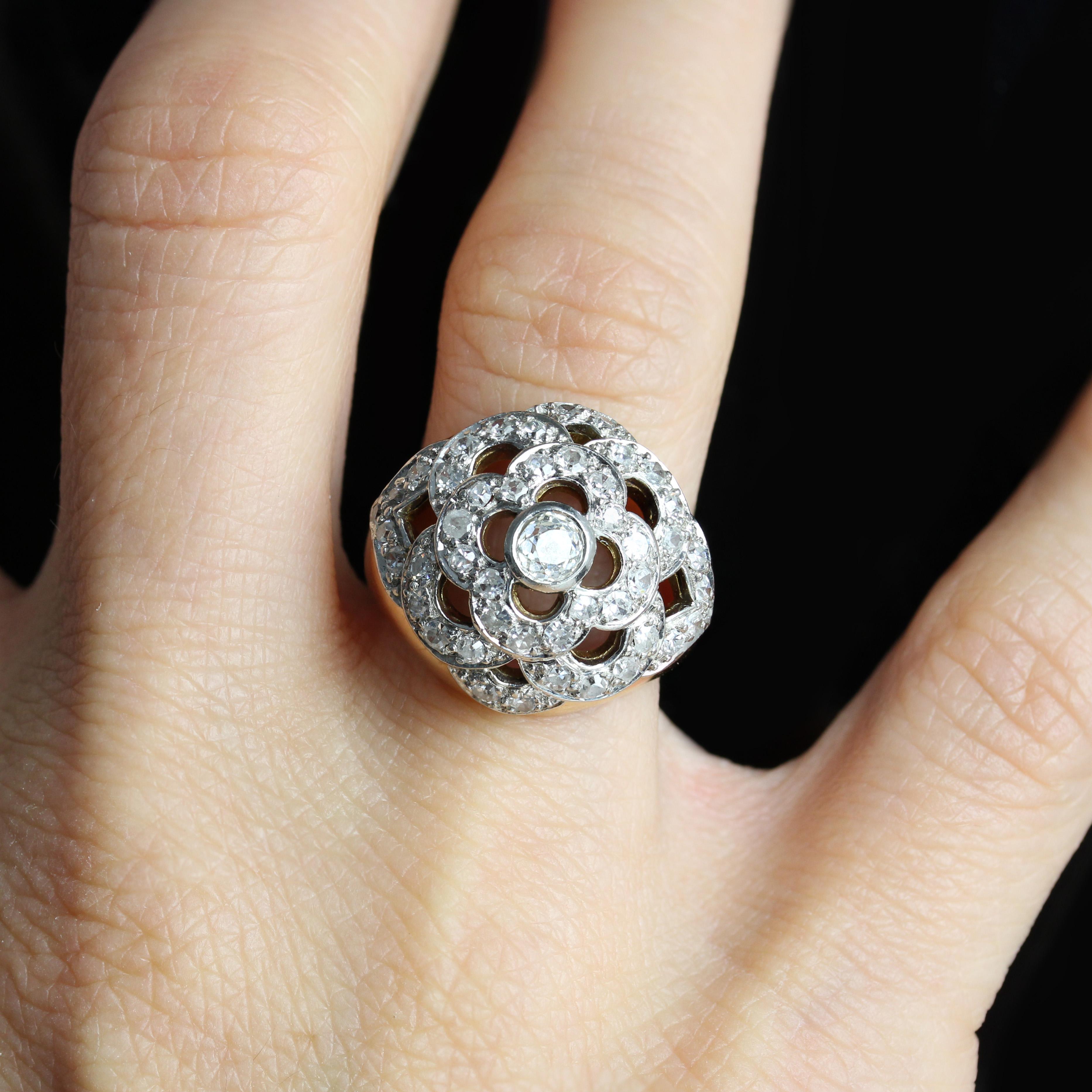 Bague franaise des annes 1950 en or jaune 18 carats et platine avec motif de fleur ajoure et diamants en vente 1