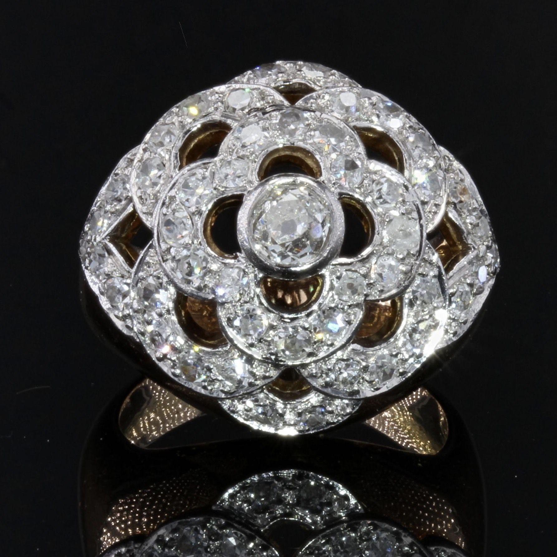Rétro Bague franaise des annes 1950 en or jaune 18 carats et platine avec motif de fleur ajoure et diamants en vente