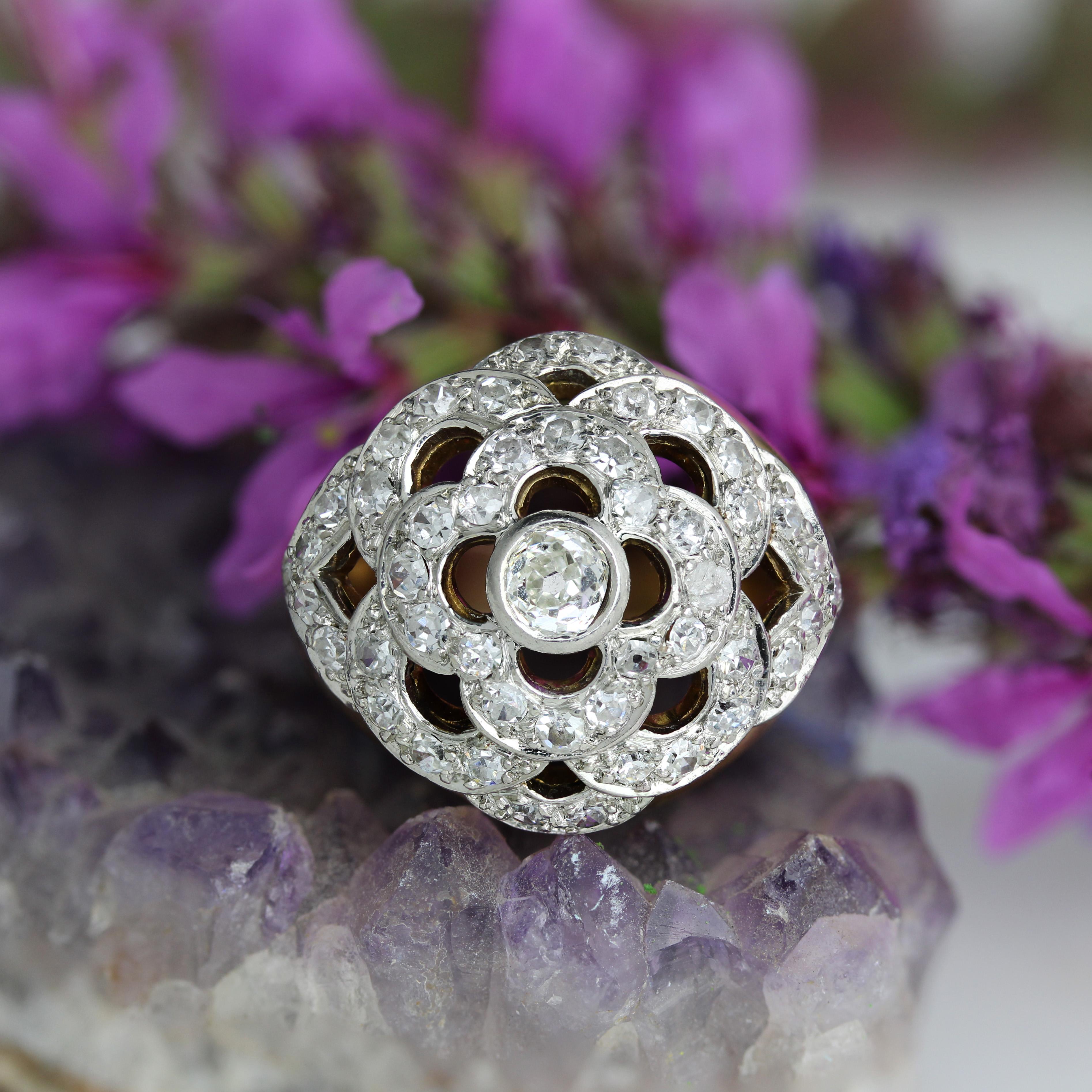Rétro Bague franaise des annes 1950 en or jaune 18 carats et platine avec motif de fleur ajoure et diamants en vente