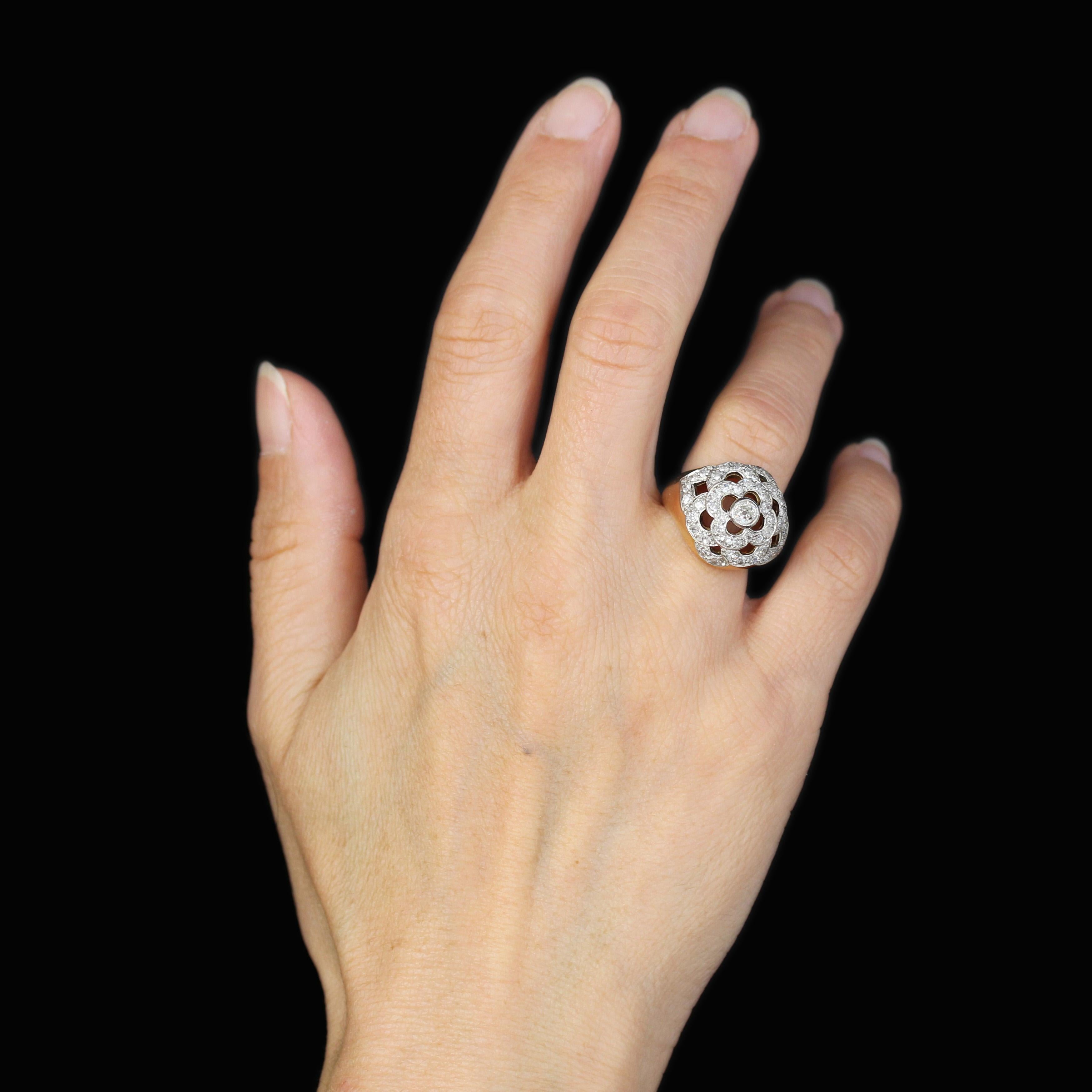 Taille brillant Bague franaise des annes 1950 en or jaune 18 carats et platine avec motif de fleur ajoure et diamants en vente