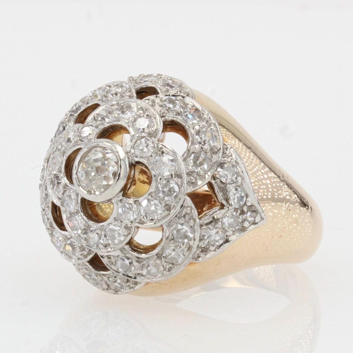 Bague franaise des annes 1950 en or jaune 18 carats et platine avec motif de fleur ajoure et diamants Pour femmes en vente