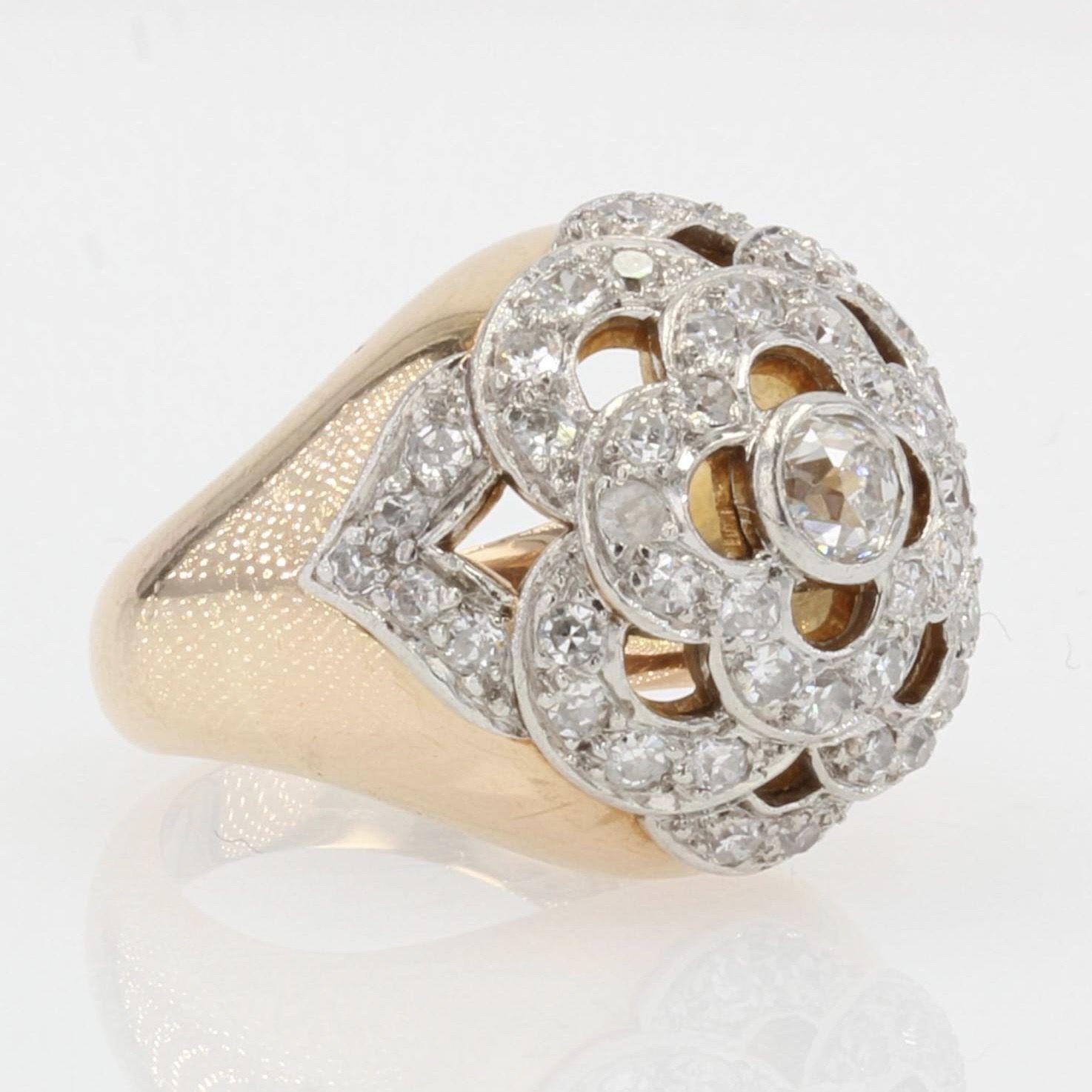 Bague franaise des annes 1950 en or jaune 18 carats et platine avec motif de fleur ajoure et diamants en vente 2