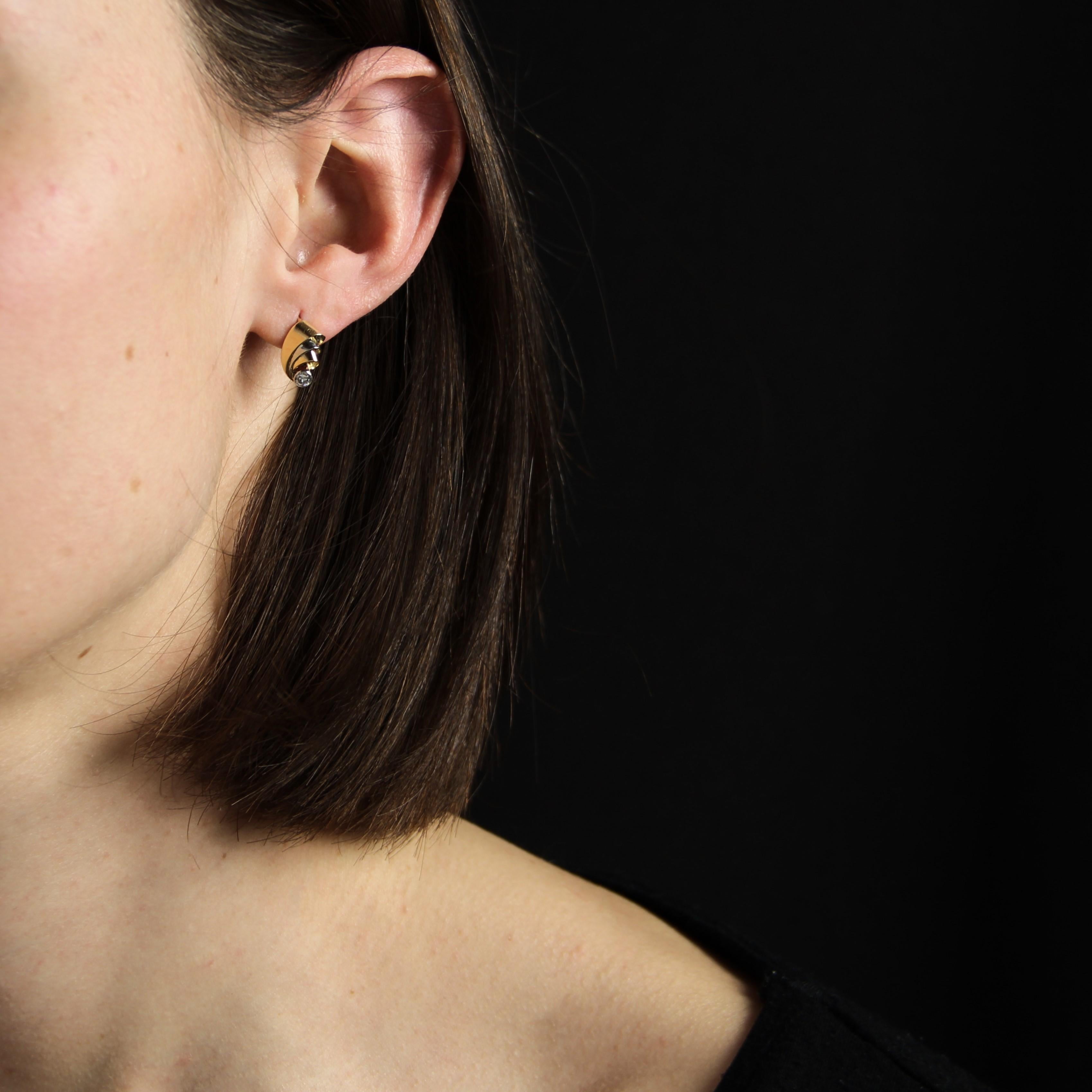 Pour les oreilles percées.
Boucles d'oreilles en or jaune et blanc 18 carats, poinçon tête d'aigle et tête de rhinocéros.
Une paire féminine de boucles d'oreilles anciennes présentant 3 rubans en or bicolore retenant un diamant de taille brillant