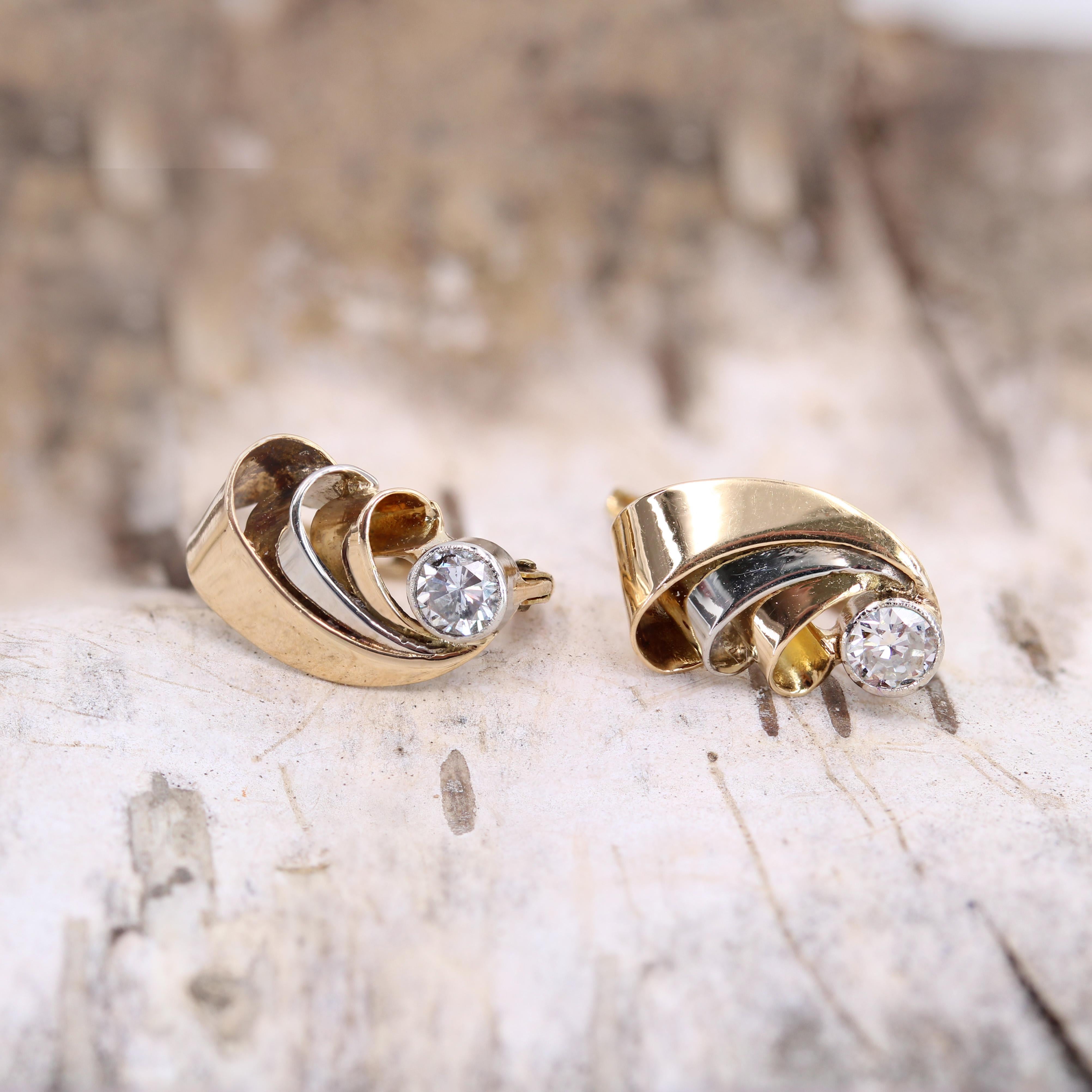 Rétro Boucles d'oreilles ruban en or jaune blanc 18 carats, diamants français des années 1950 en vente