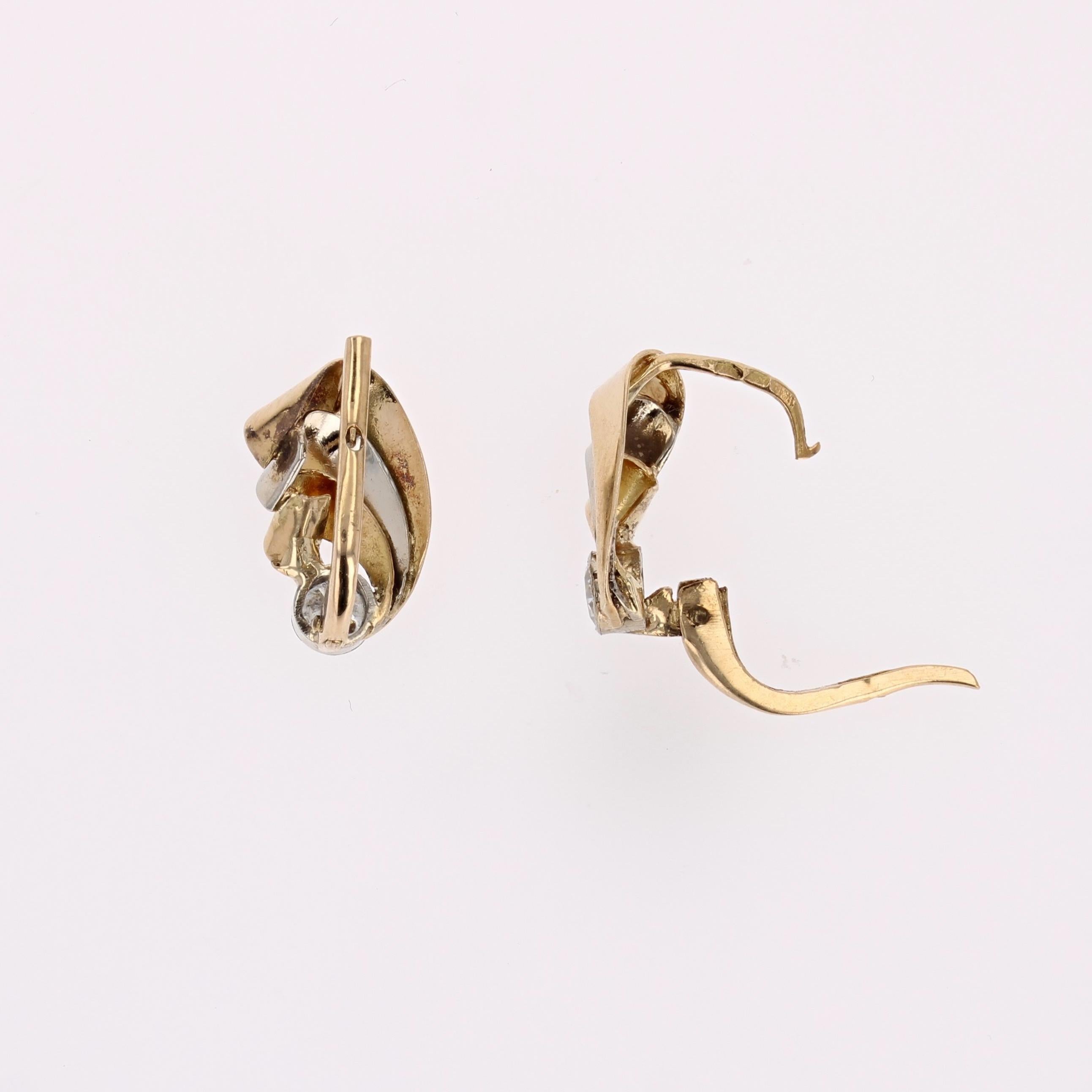 Taille brillant Boucles d'oreilles ruban en or jaune blanc 18 carats, diamants français des années 1950 en vente