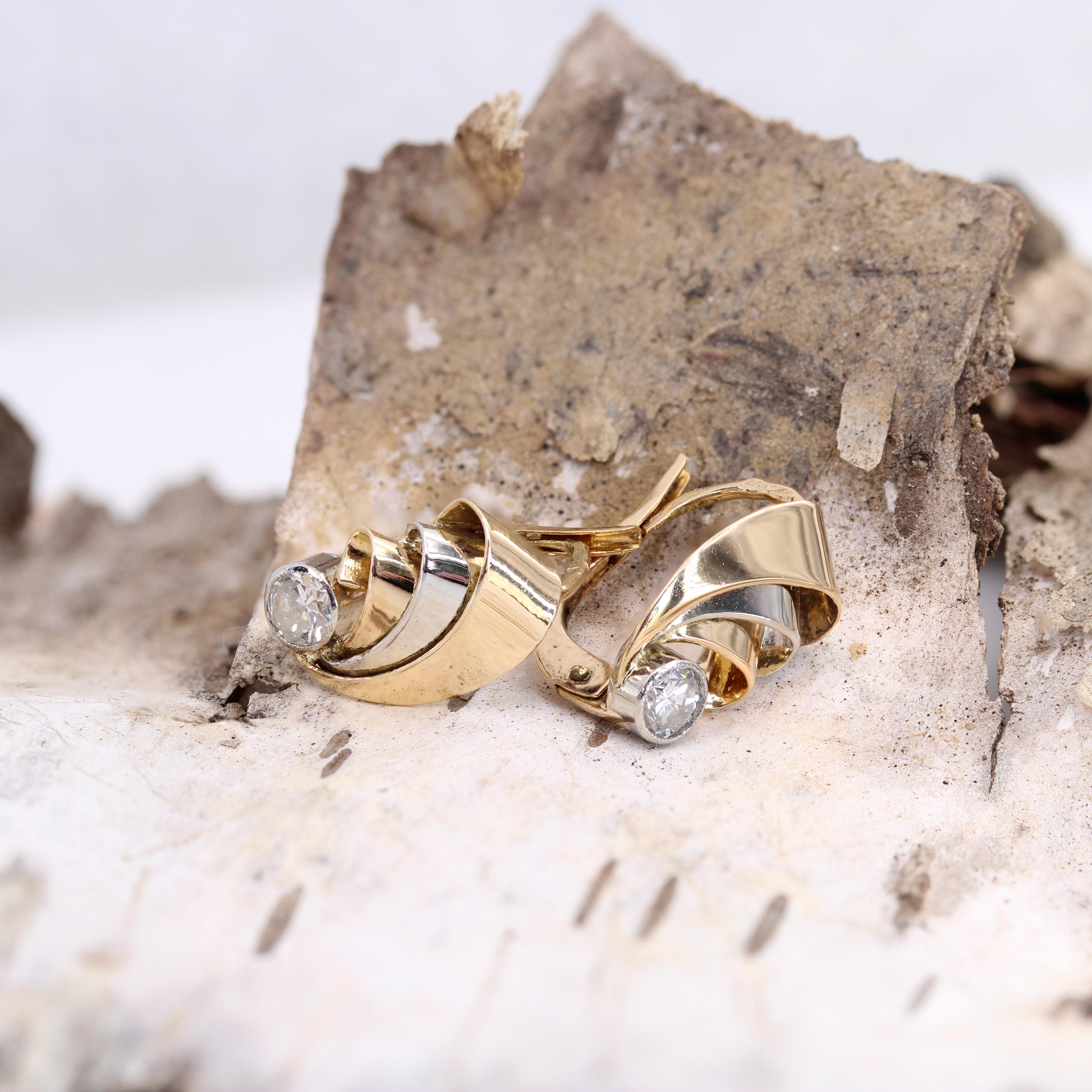 Boucles d'oreilles ruban en or jaune blanc 18 carats, diamants français des années 1950 en vente 1