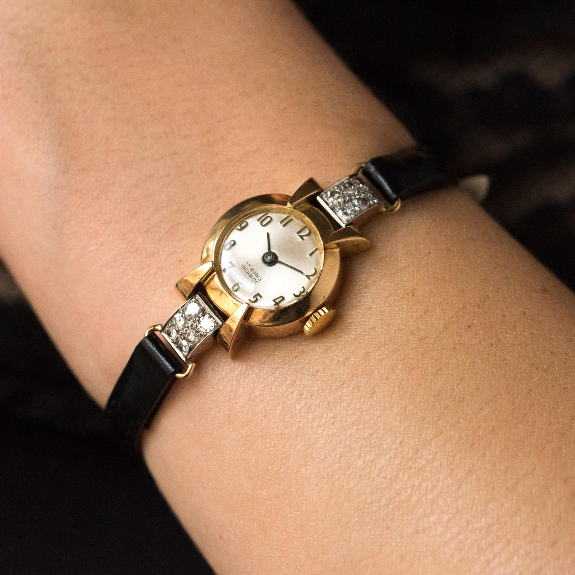 Lady's watch.
Case in 18 karats yellow gold, eagle's head hallmark, and its 2 domed rectangular motifs each set with 6 diamonds.
Woman's mechanical watch with manual winding.
Pearl color background.
New bring back bracelet in calf leather.
Mechanism