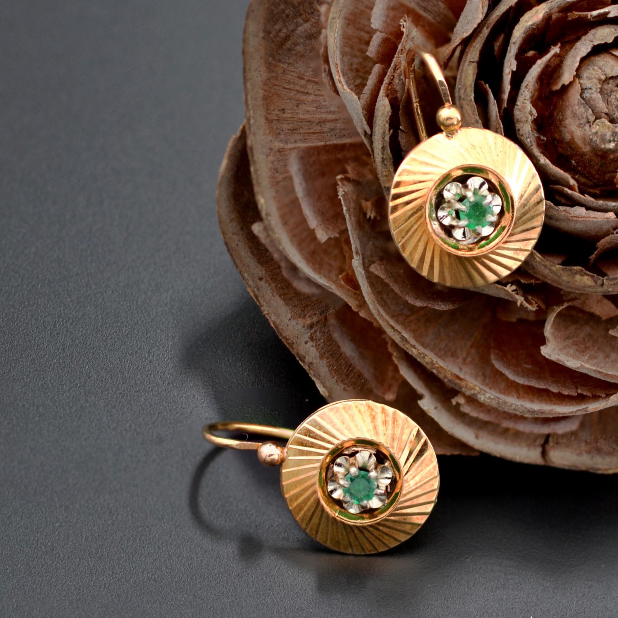 Retro French 1950s Emerald 18 Karat Yellow Gold Lever- Back Earrings For Sale