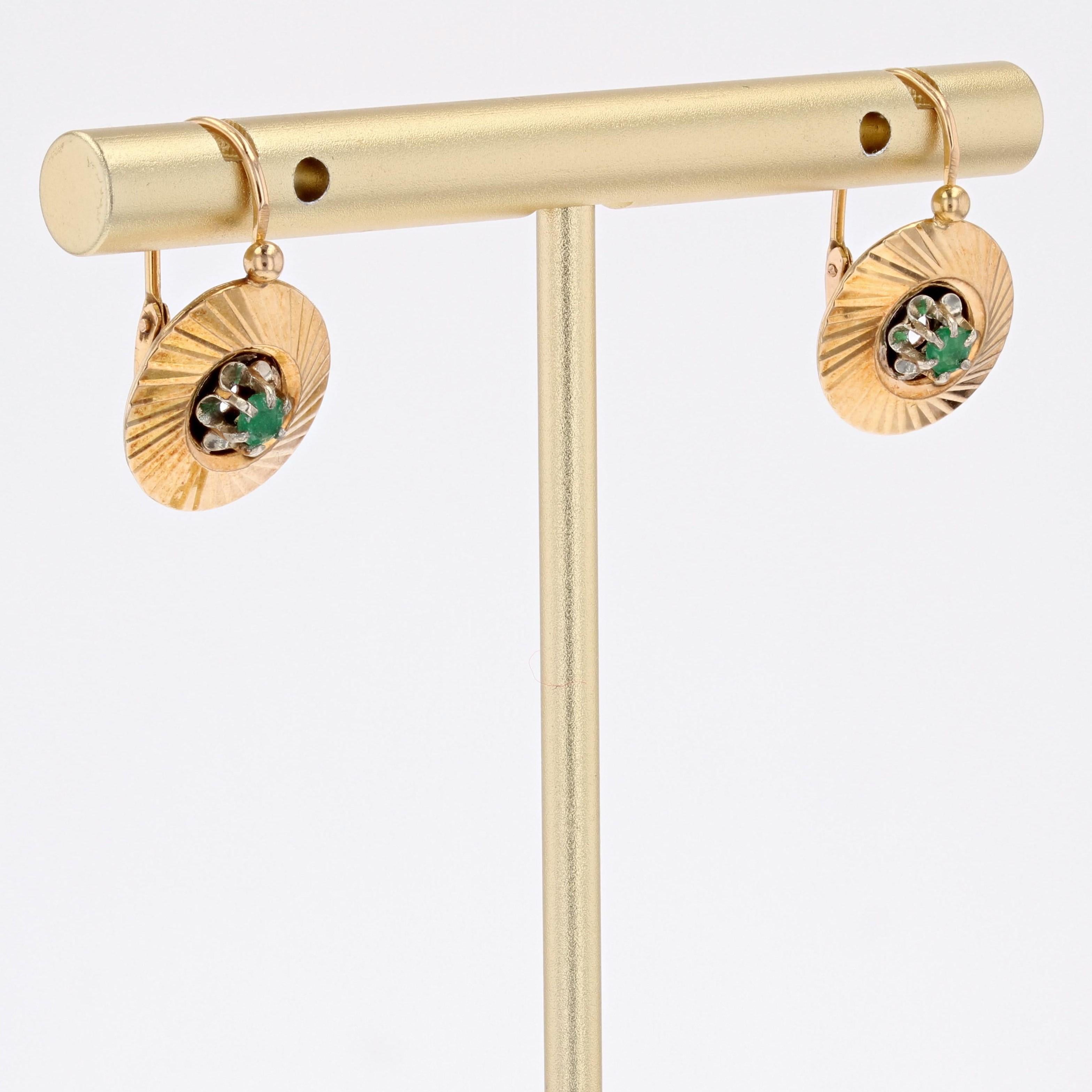 French 1950s Emerald 18 Karat Yellow Gold Lever- Back Earrings In Good Condition For Sale In Poitiers, FR