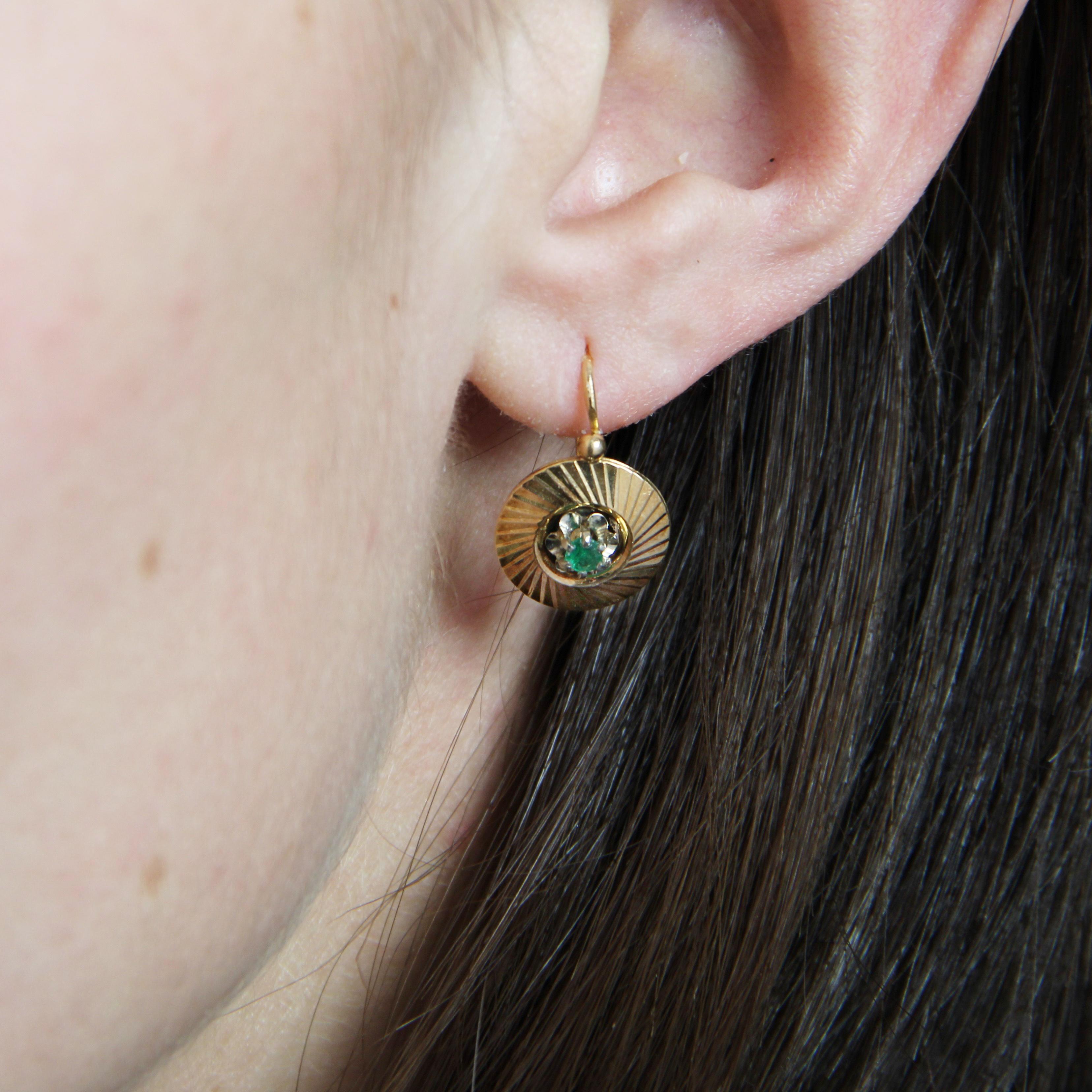 French 1950s Emerald 18 Karat Yellow Gold Lever- Back Earrings For Sale 1
