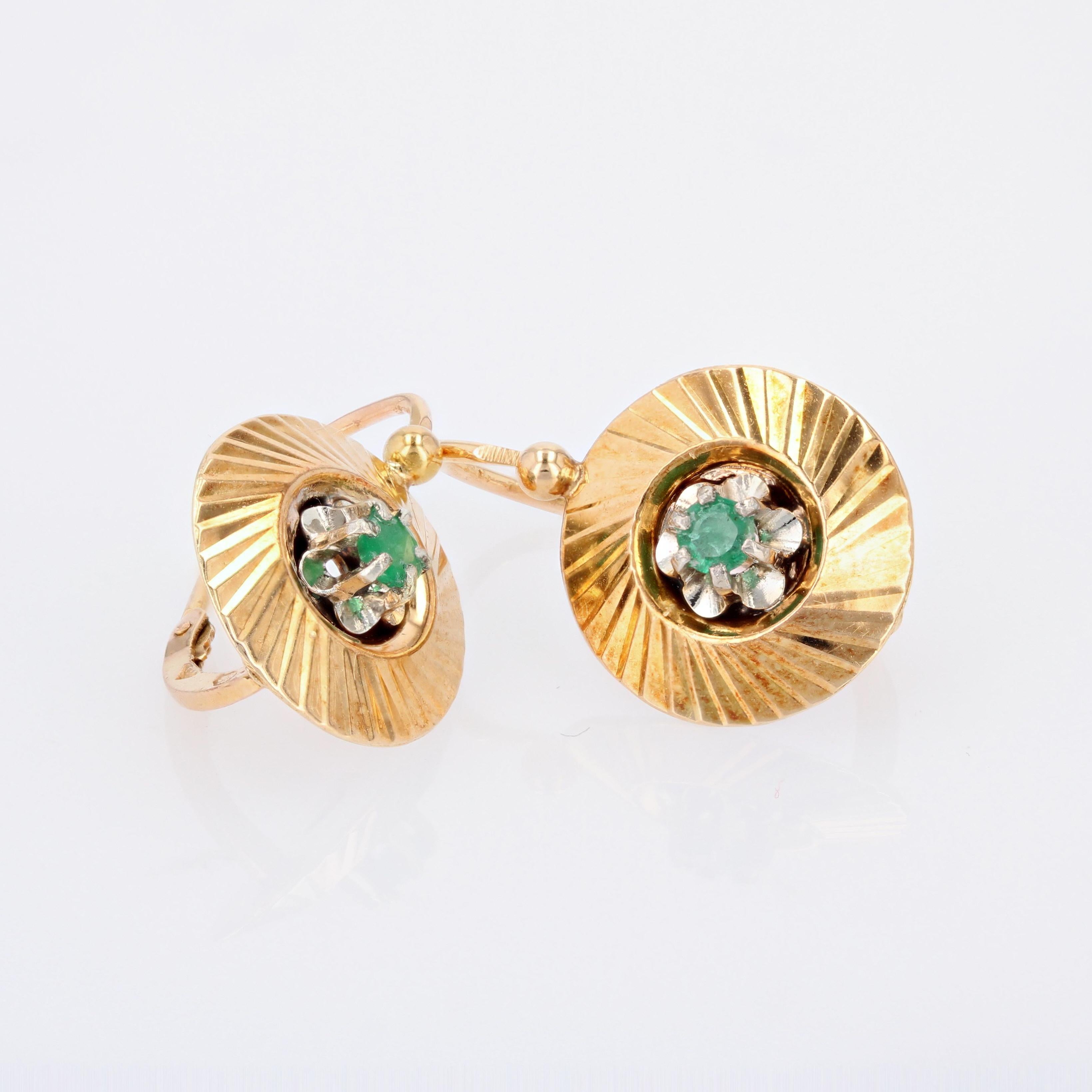 French 1950s Emerald 18 Karat Yellow Gold Lever- Back Earrings For Sale 2
