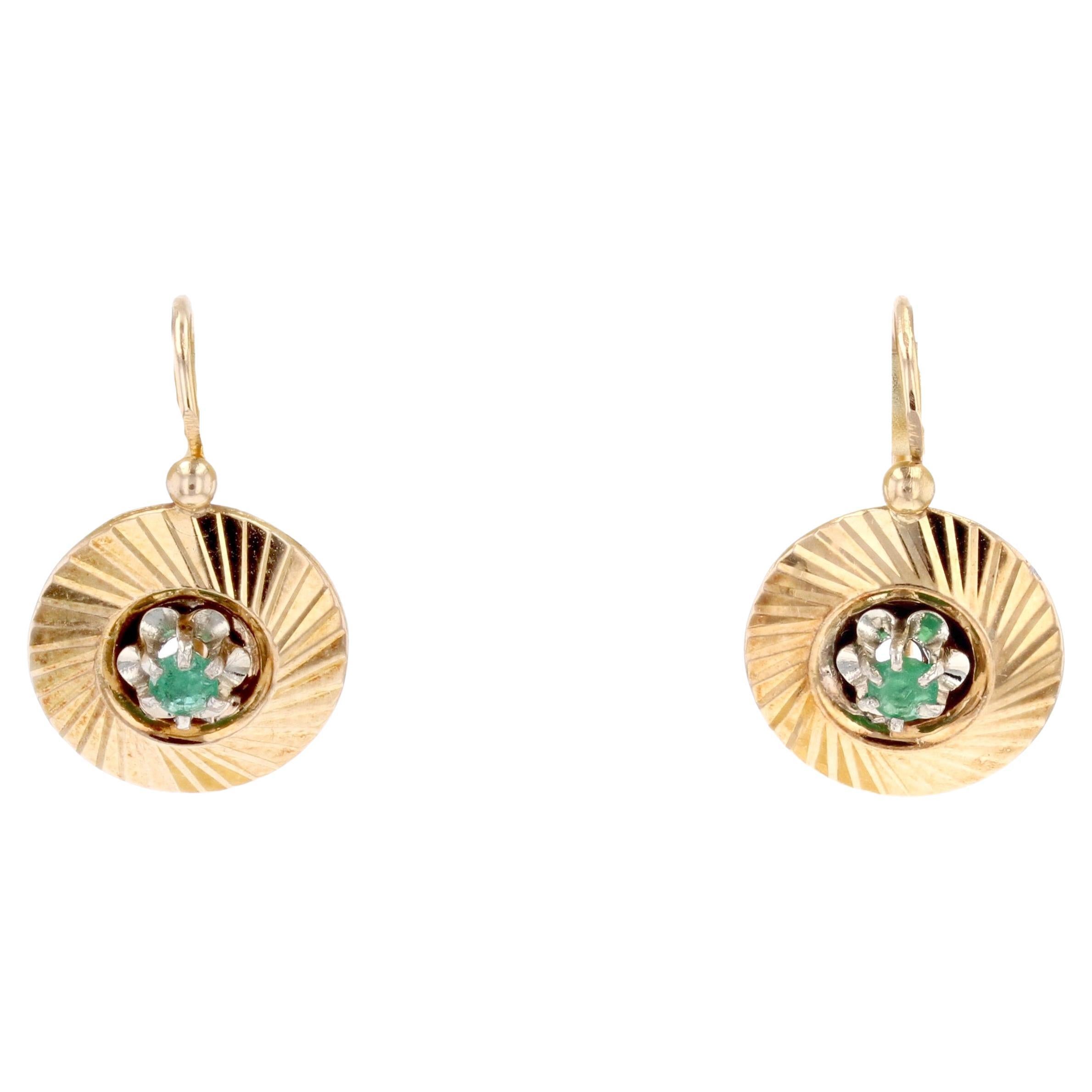 French 1950s Emerald 18 Karat Yellow Gold Lever- Back Earrings For Sale