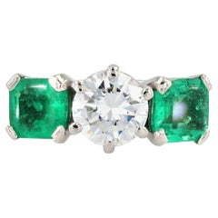 Platinring mit Smaragd-Duo aus den 1950er Jahren und Diamant
